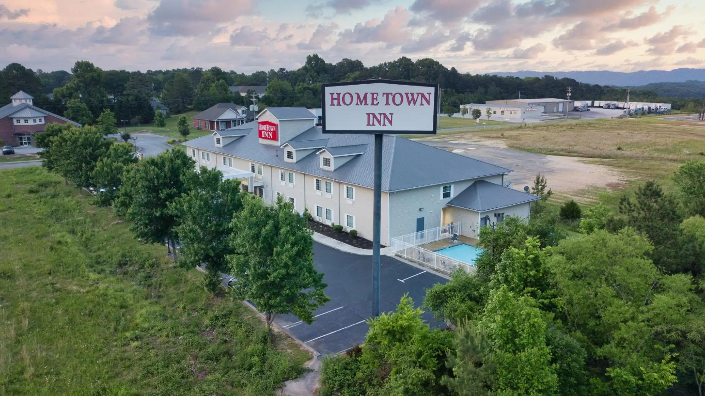 Property building, Bird's-eye View in HomeTown Inn-Ringgold