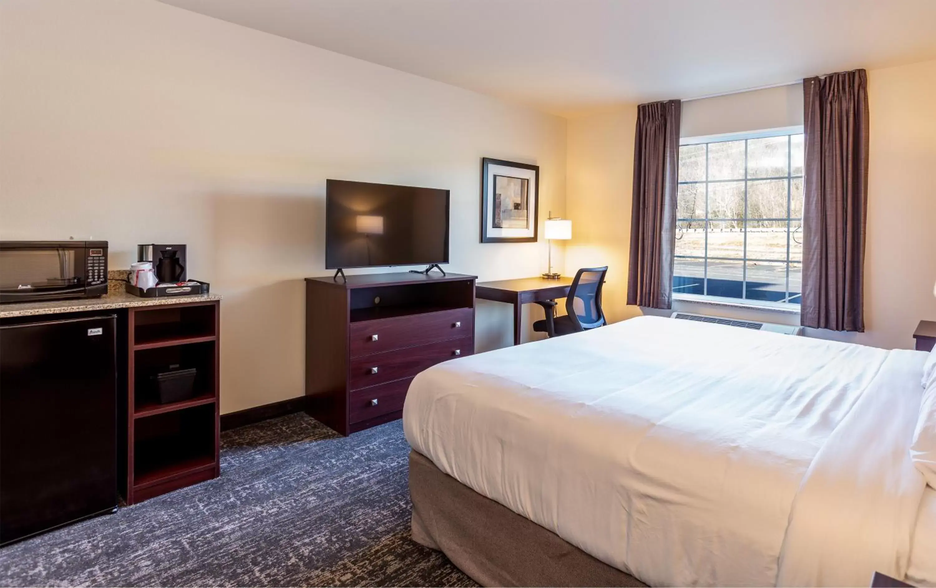 TV and multimedia, Bed in Cobblestone Inn & Suites - Brookville TV and multimedia, Bed in Cobblestone Inn & Suites - Brookville