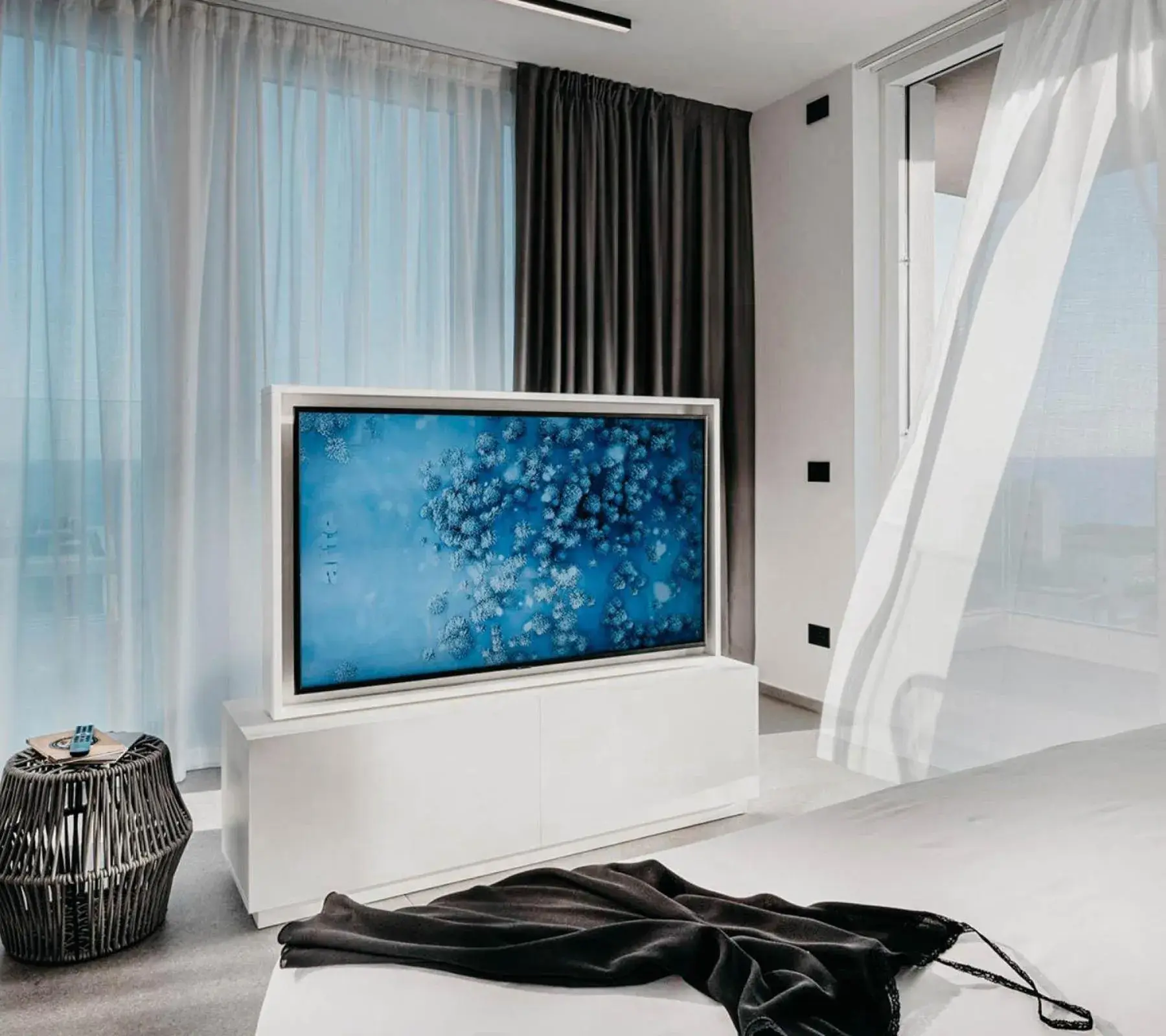 Bedroom, TV/Entertainment Center in J44 Lifestyle Hotel