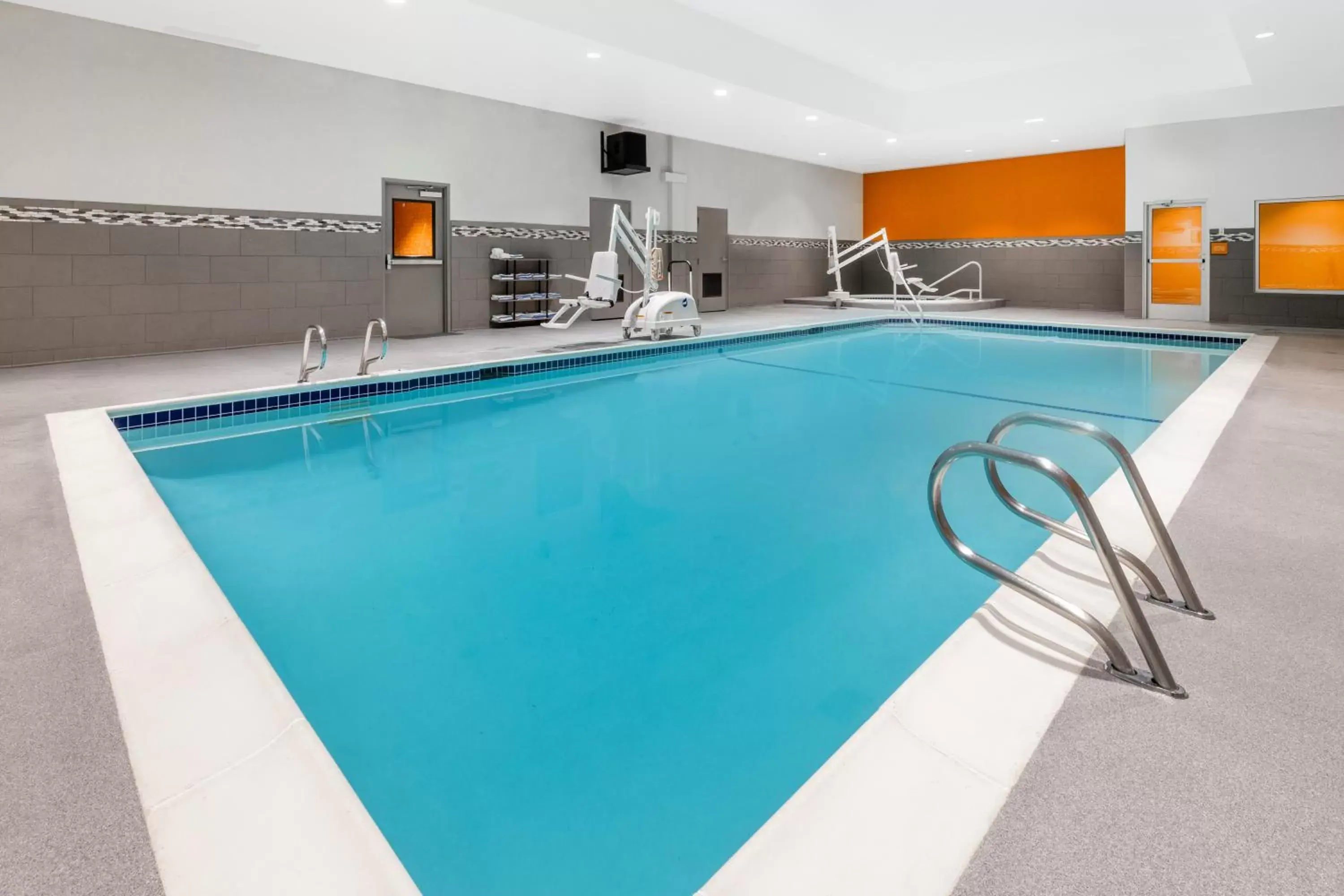 Swimming Pool in La Quinta Inn by Wyndham Lynnwood