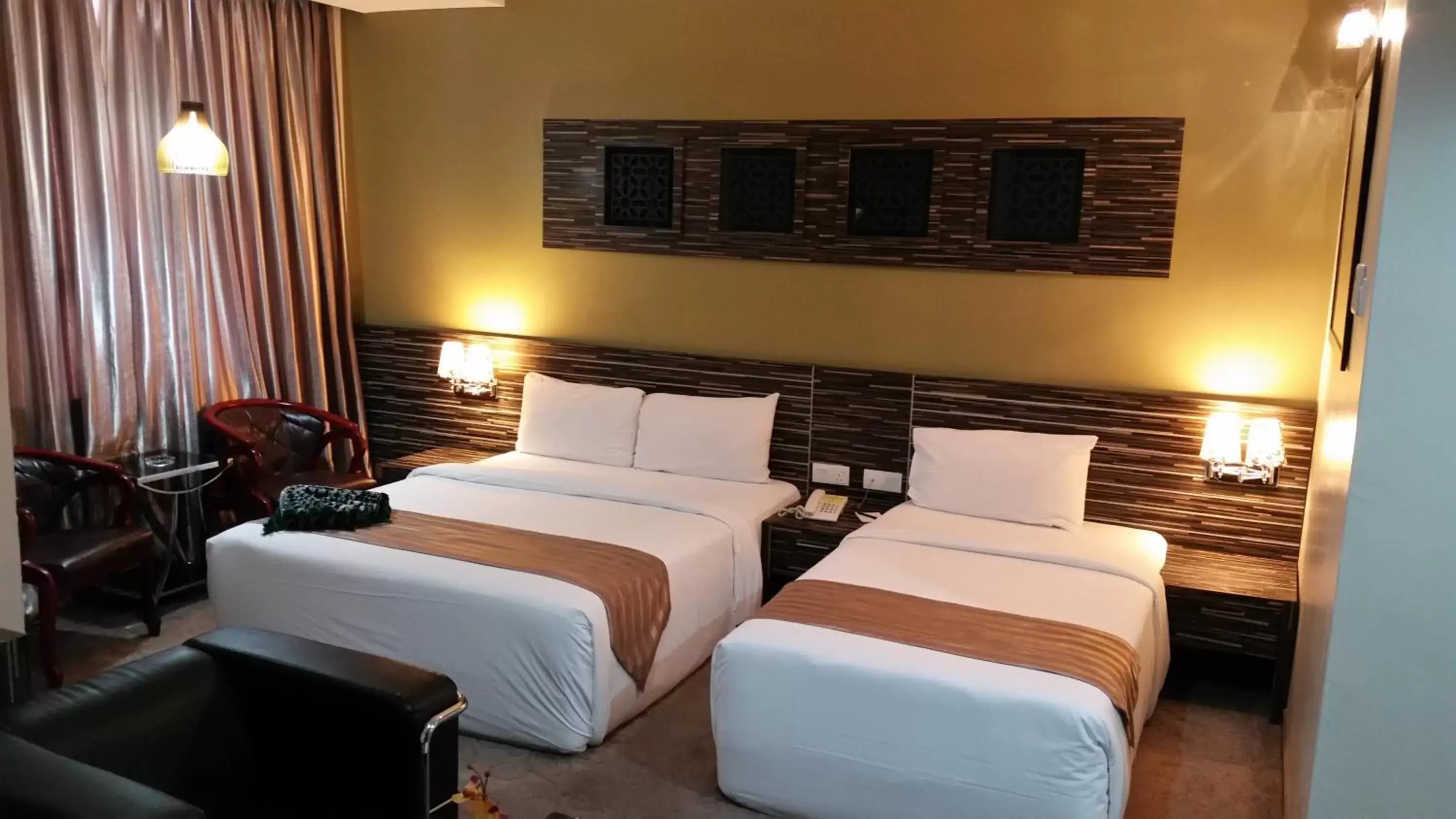 Bedroom, Bed in HIG Hotel