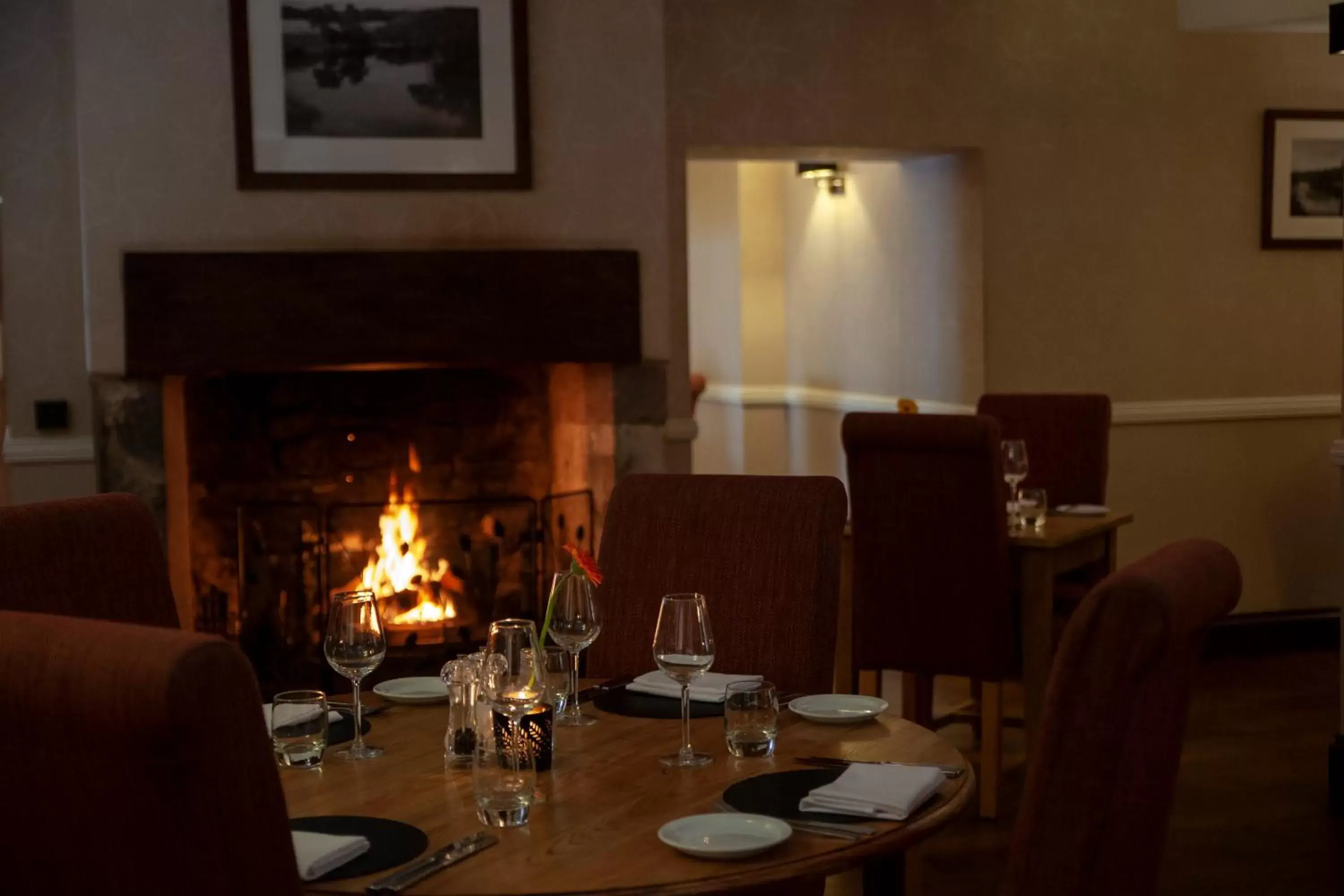 Restaurant/Places to Eat in Three Salmons Hotel