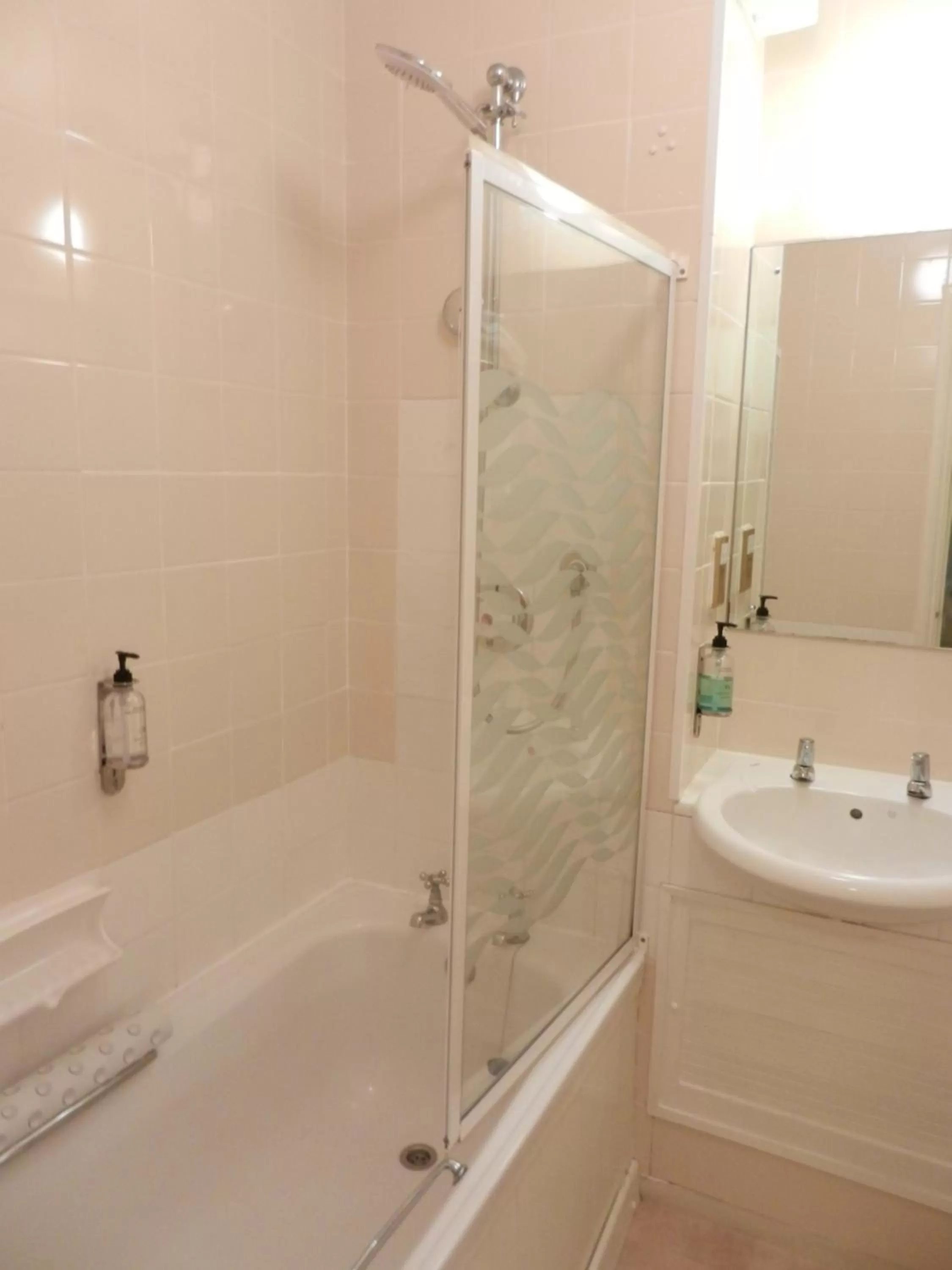 Bathroom in Schoolhouse Restaurant and Hotel