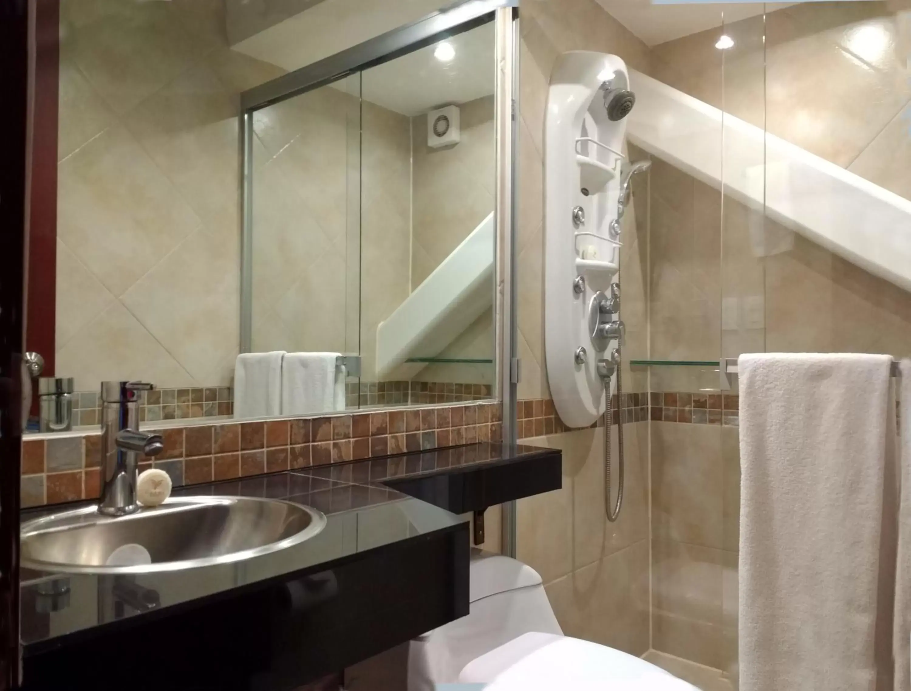 Shower, Bathroom in Suites Capri Reforma Ángel 380