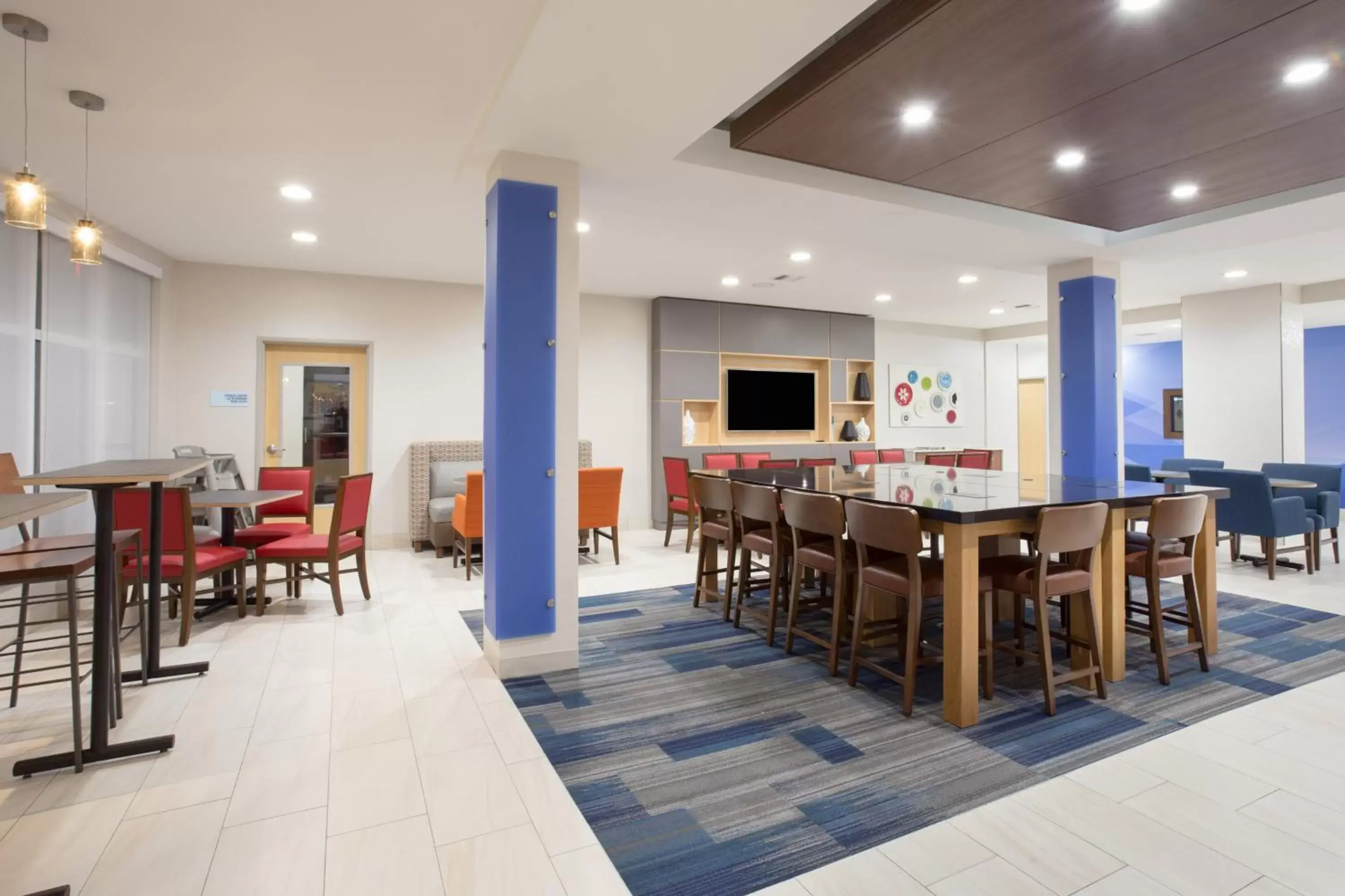 Property building, Lounge/Bar in Holiday Inn Express & Suites Amarillo, an IHG Hotel
