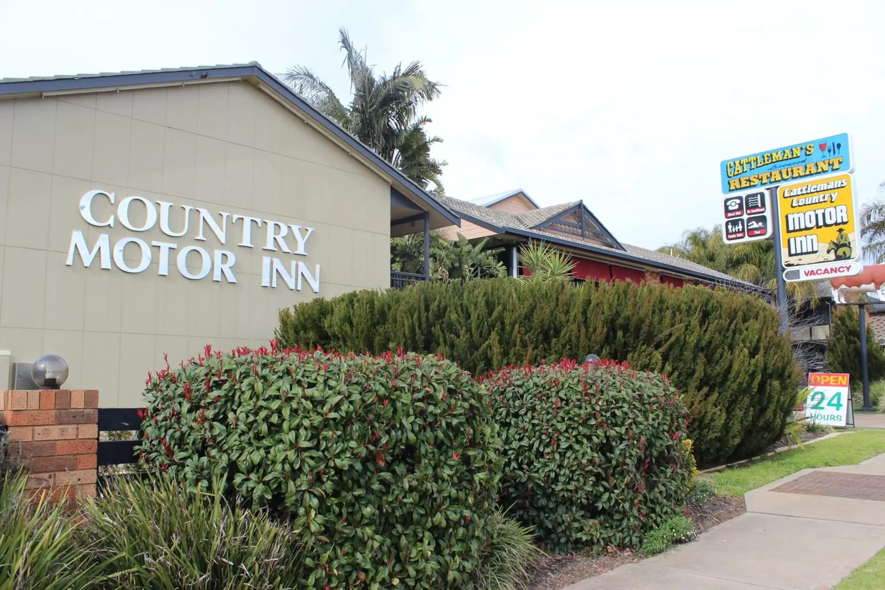 Property building, Property Logo/Sign in Cattlemans Country Motor Inn & Serviced Apartments