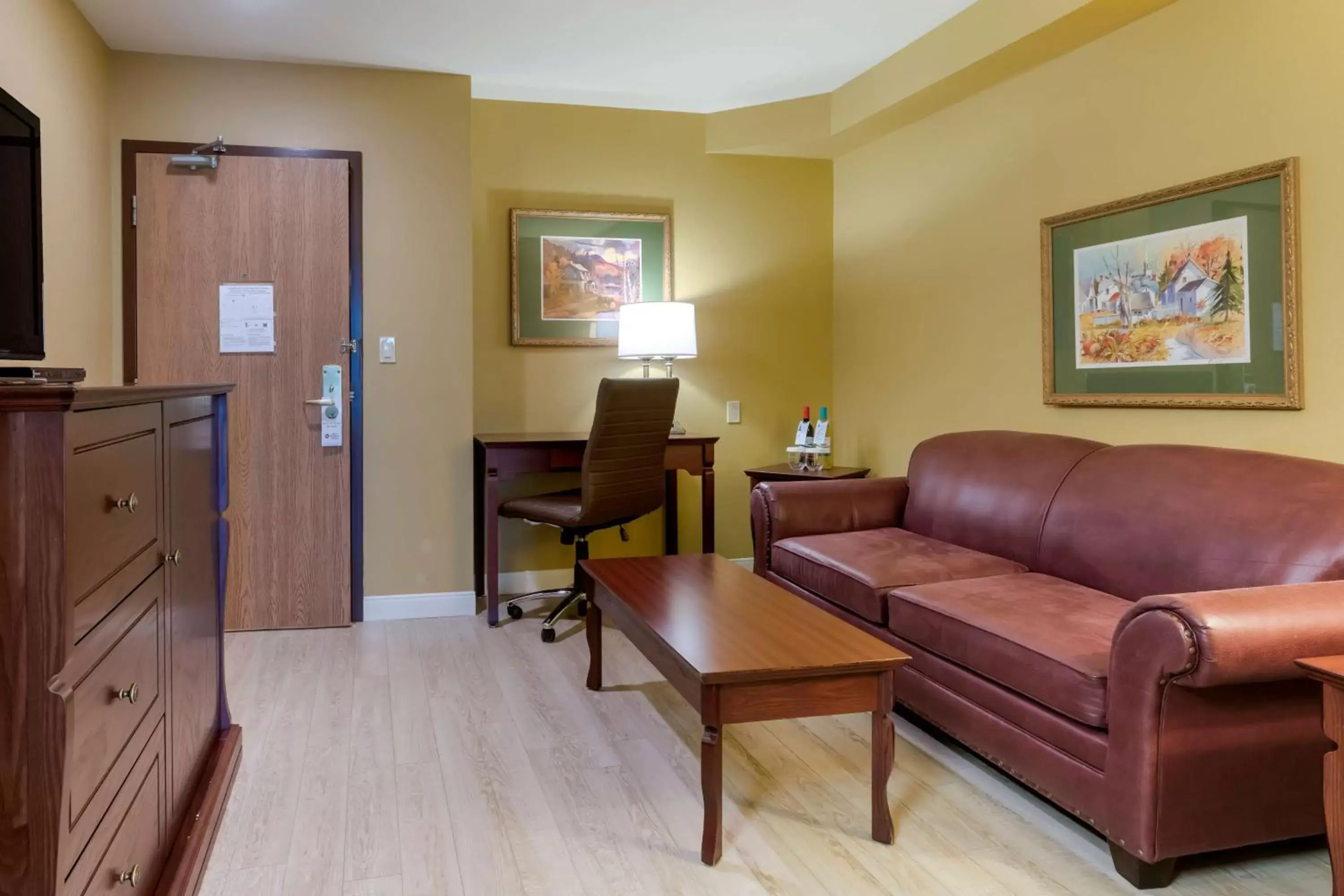 Bedroom, Seating Area in Best Western Plus Grand-Sault Hotel & Suites