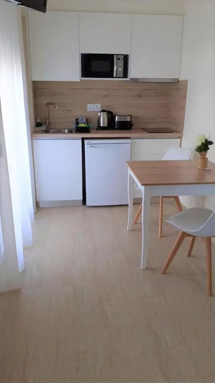 Kitchen/Kitchenette in Navarino Luxe Suites with Sea View