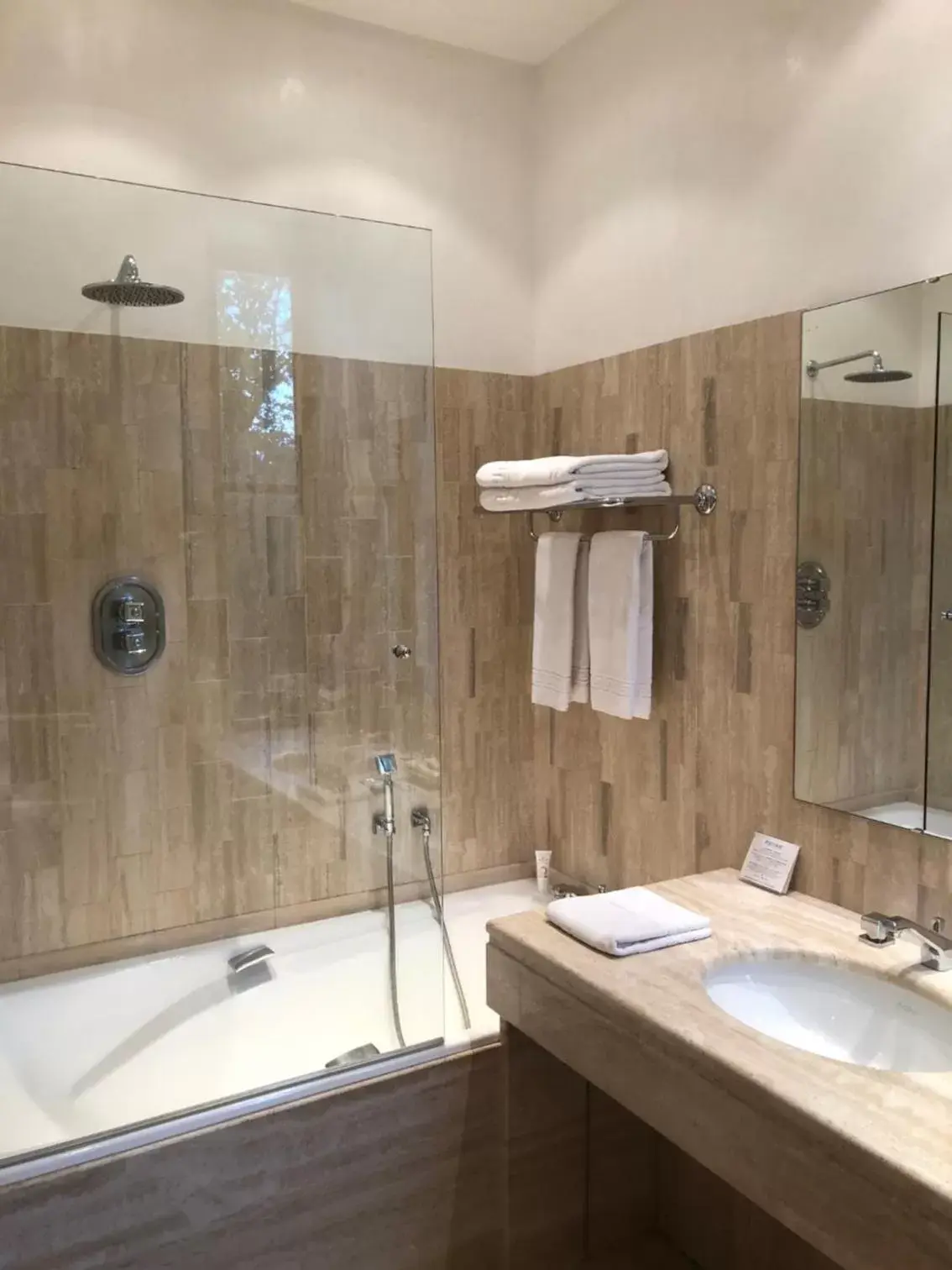 Bathroom in Hotel Château Des Alpilles