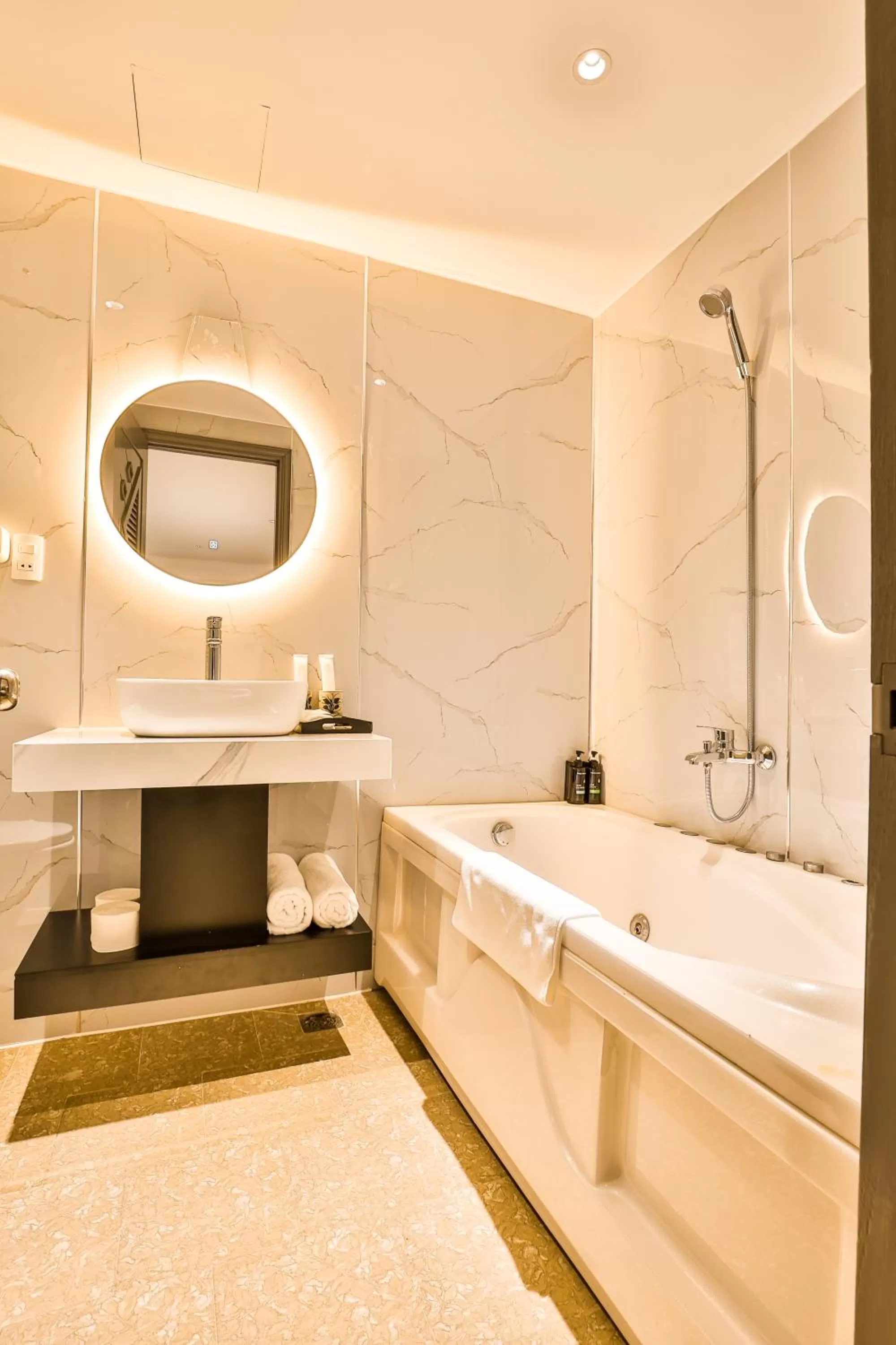 Shower in La Paix Sài Gòn - Boutique Hotel