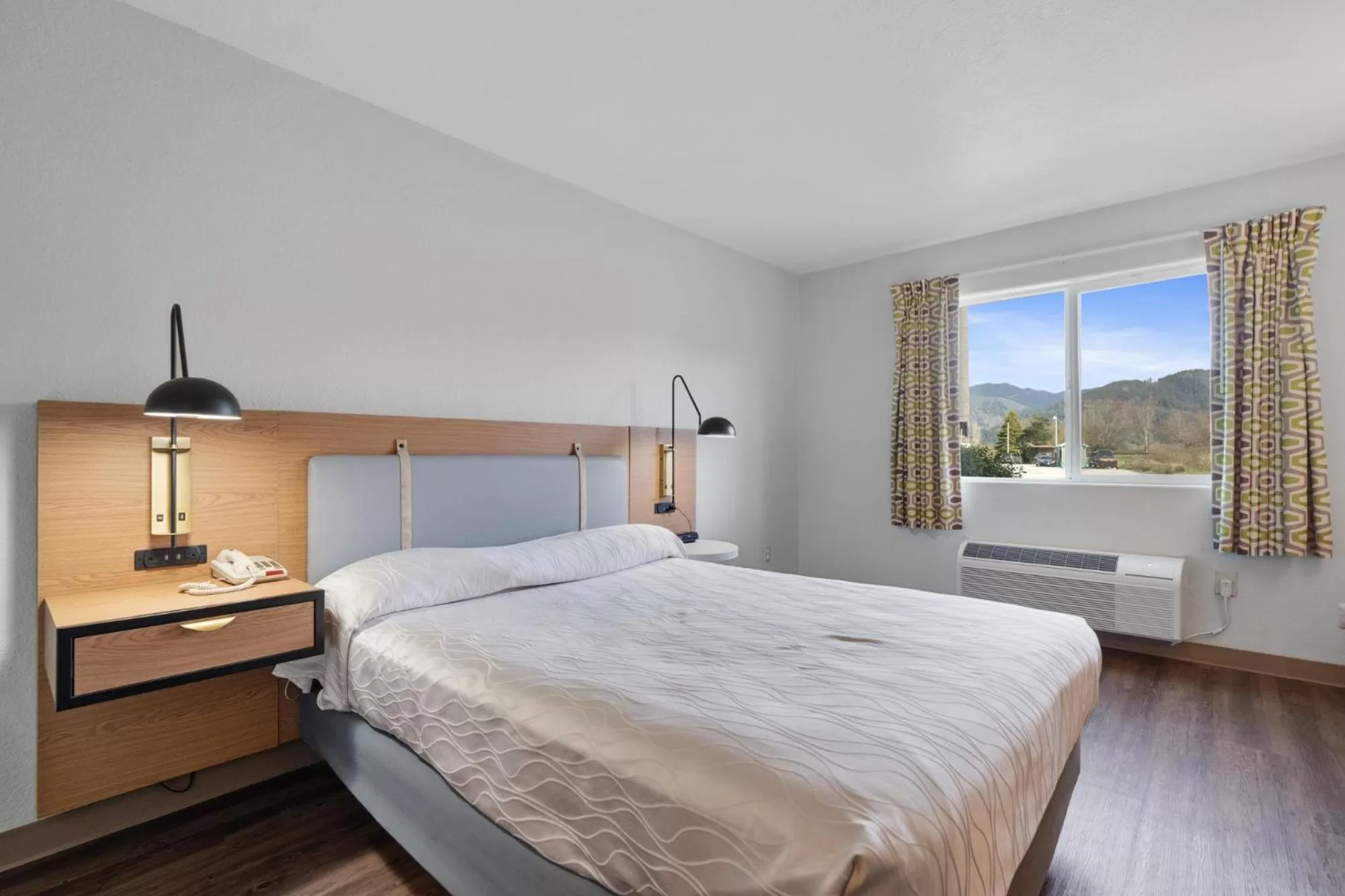 Bed in Garibaldi Inn at the Bay