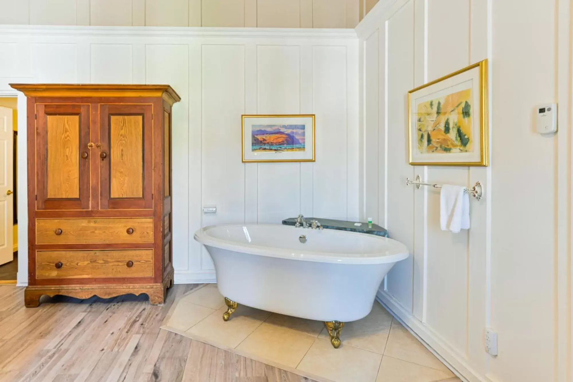 Bathroom in Hôtel-Auberge la Grande Maison et Spa