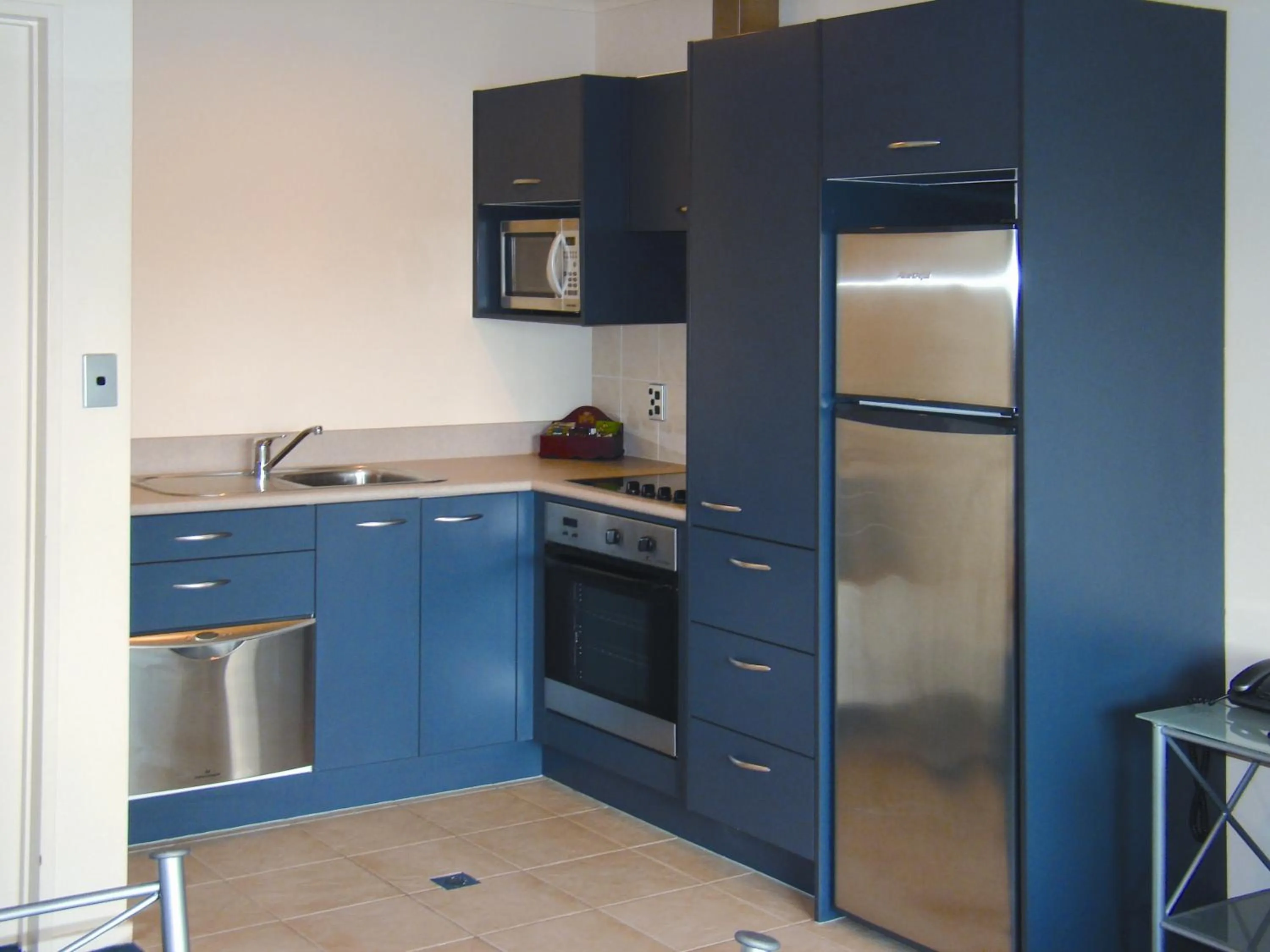 Kitchen or kitchenette in Stadium Motel
