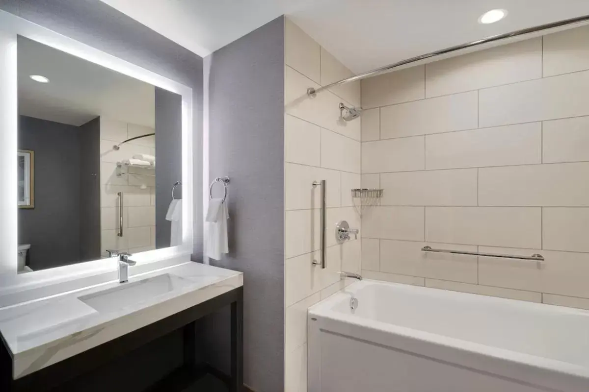 Bath, Bathroom in Hyatt Place LAX/Century BLVD