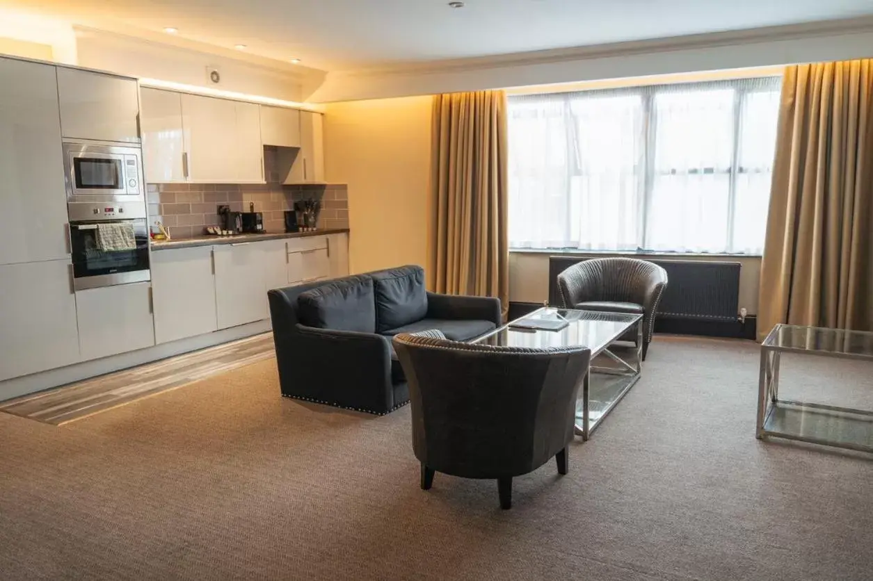 Kitchen or kitchenette, Seating Area in County Hotel & County Aparthotel Newcastle