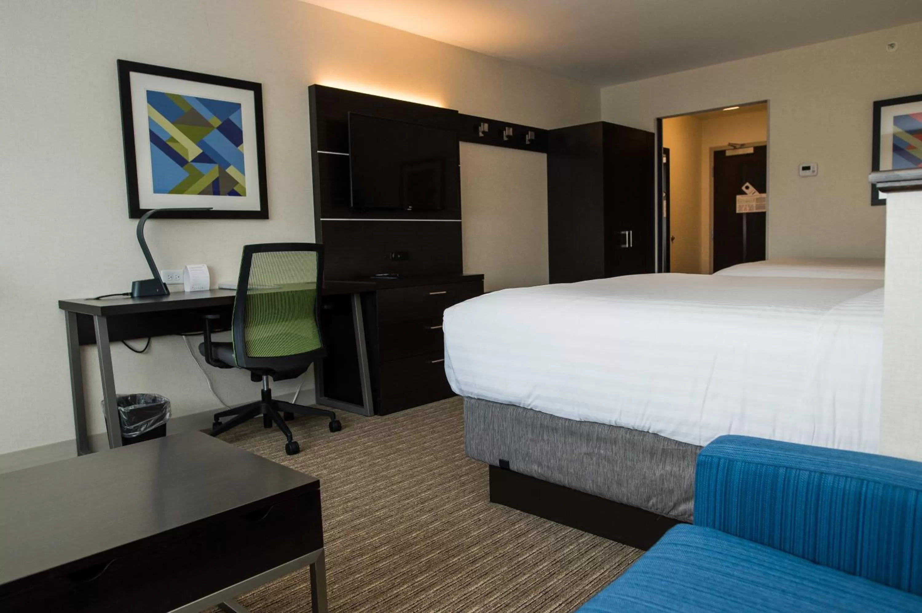 Photo of the whole room, Bed in Holiday Inn Express & Suites - Marietta by IHG