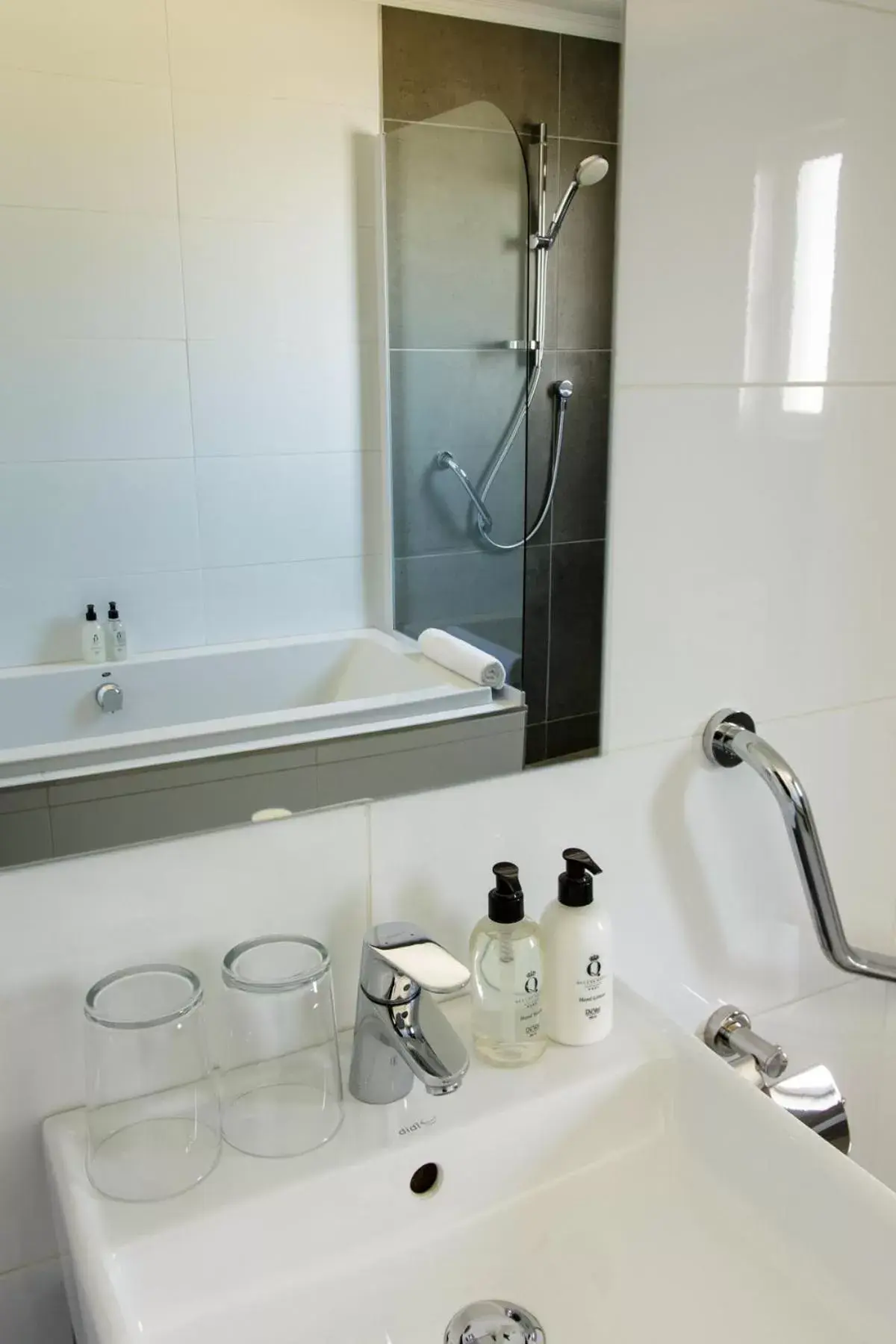 Bathroom in Queens Hotel by BON Hotels