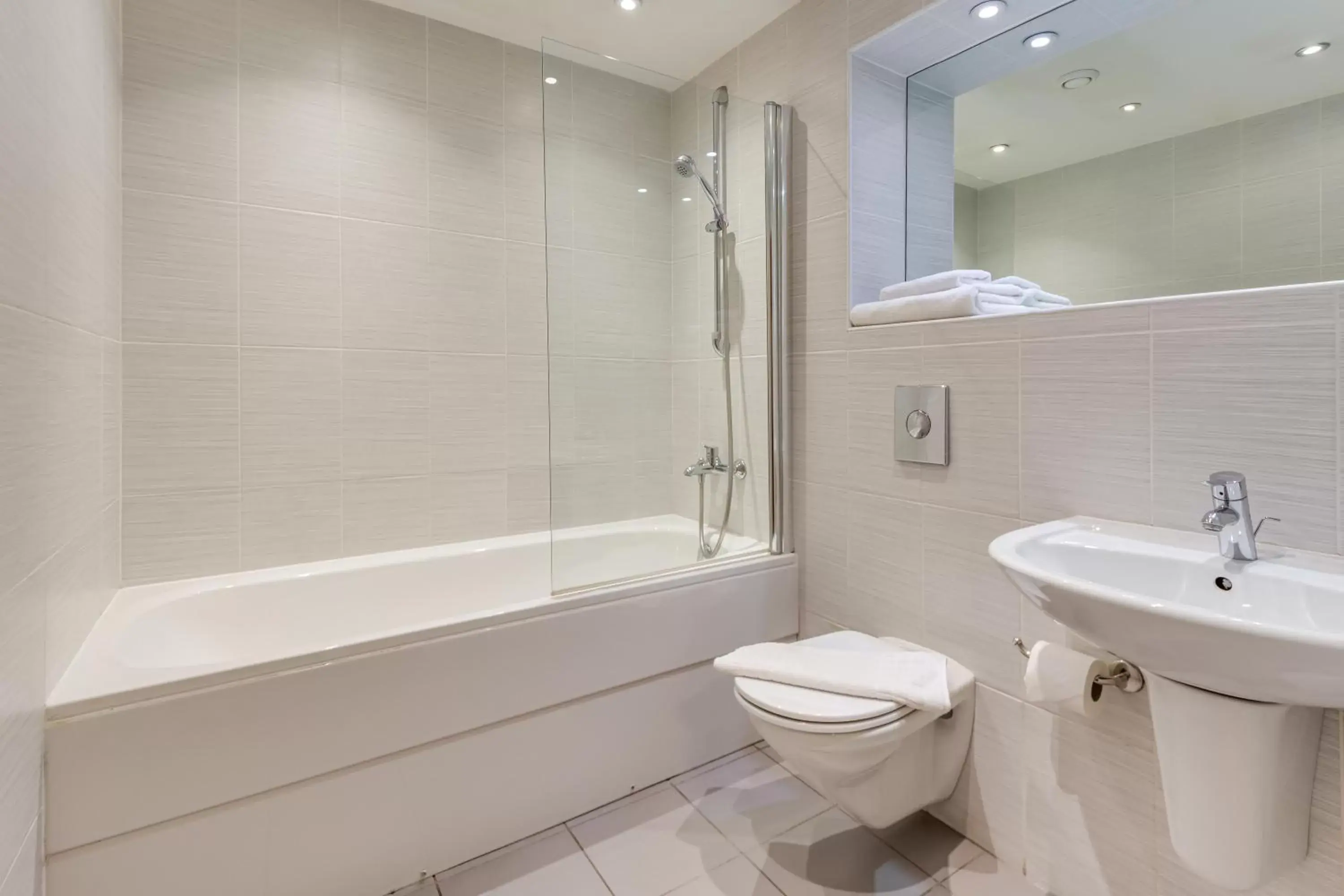 Shower, Bathroom in Roomzzz Leeds Headingley