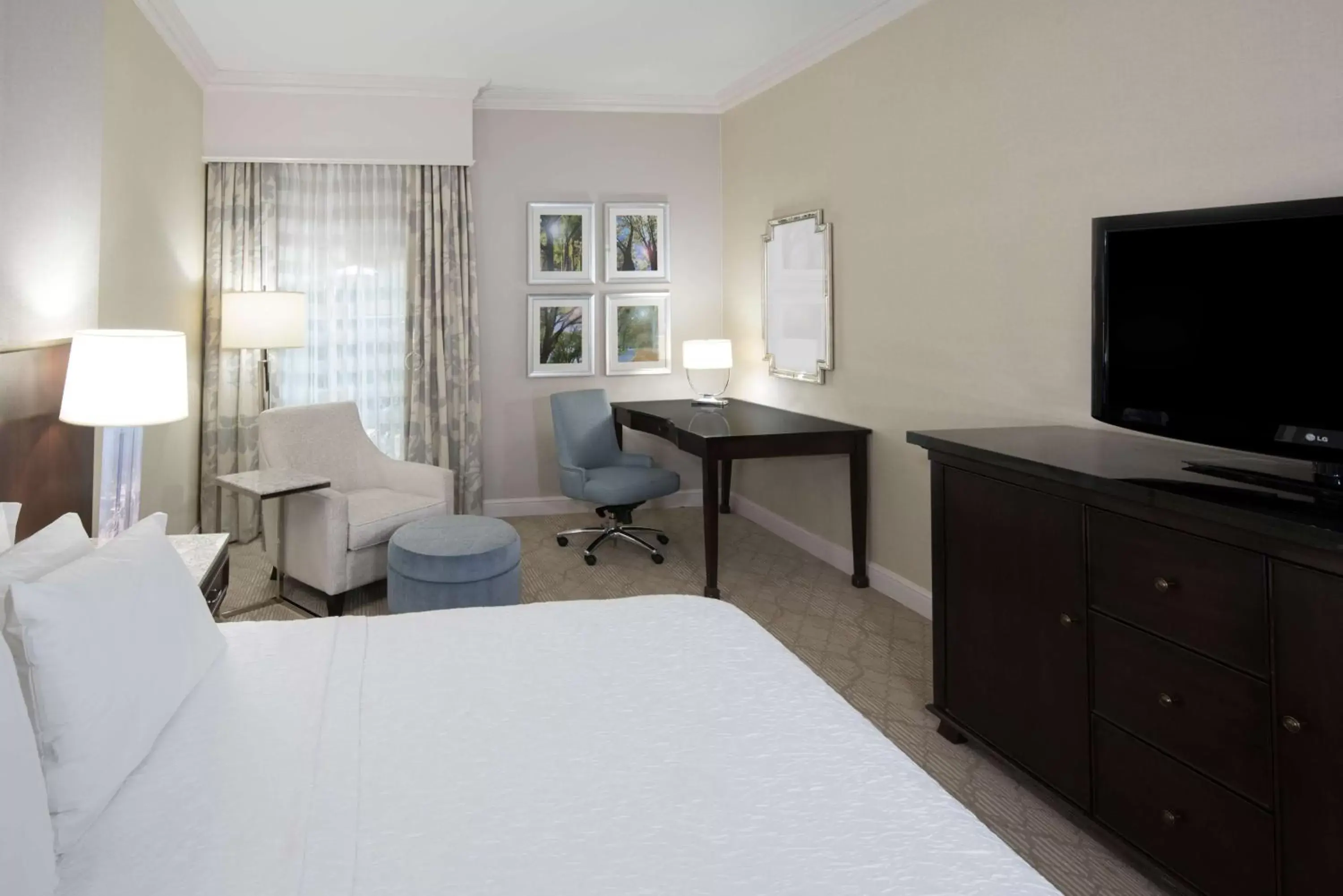 Bedroom, TV/Entertainment Center in Hampton Inn & Suites South Park at Phillips Place