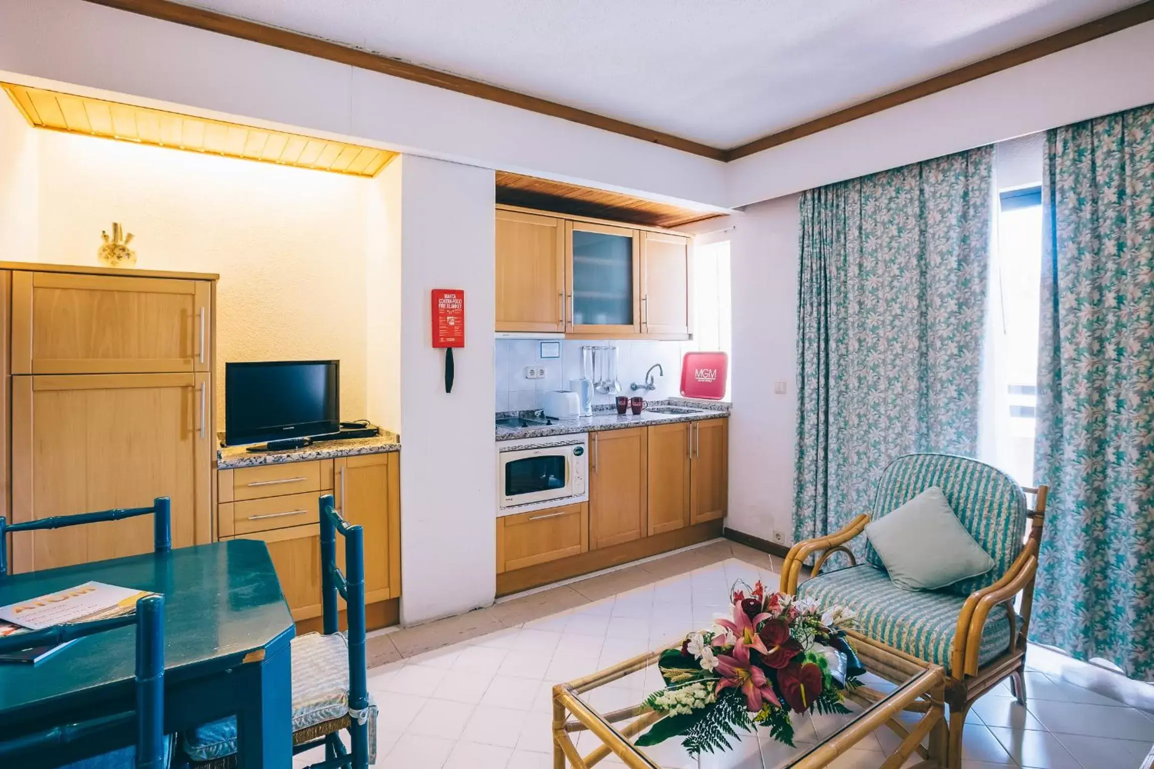 Living room, Kitchen/Kitchenette in Muthu Oura Praia Hotel