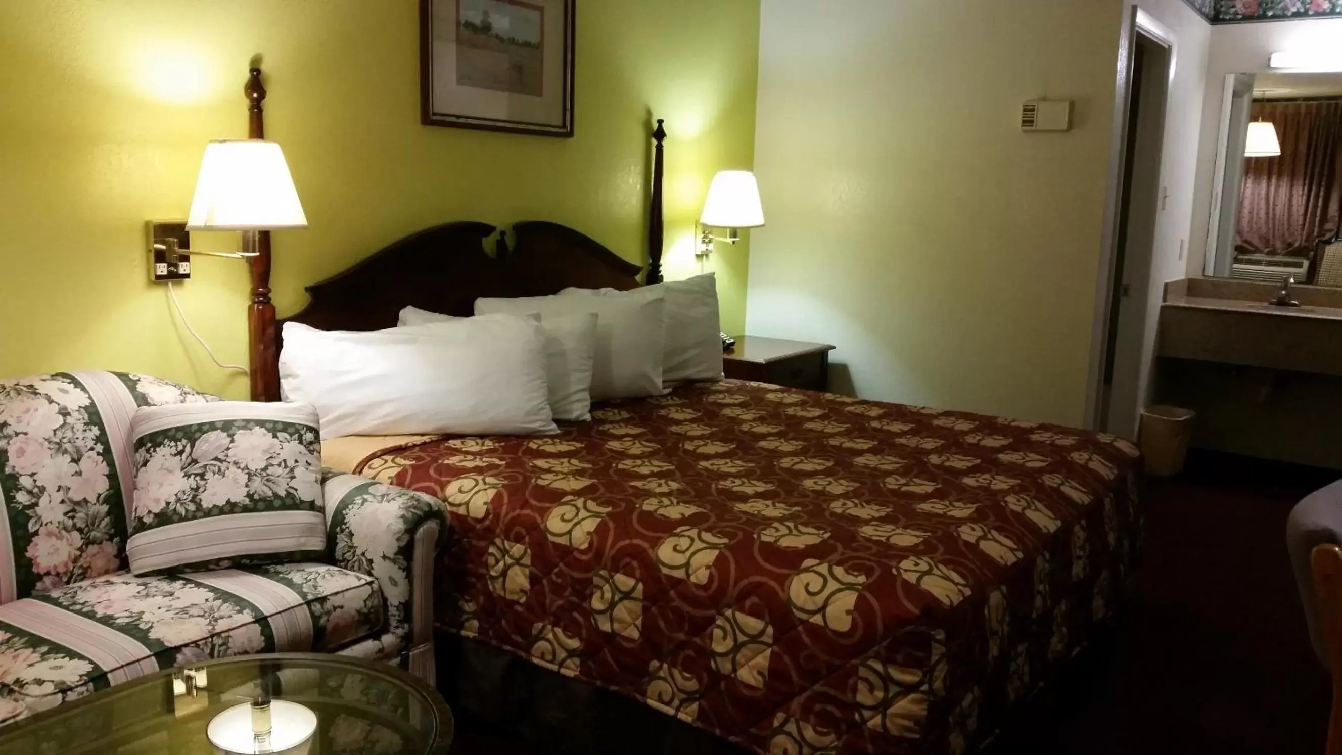 Bathroom, Bed in San Marcos Inn