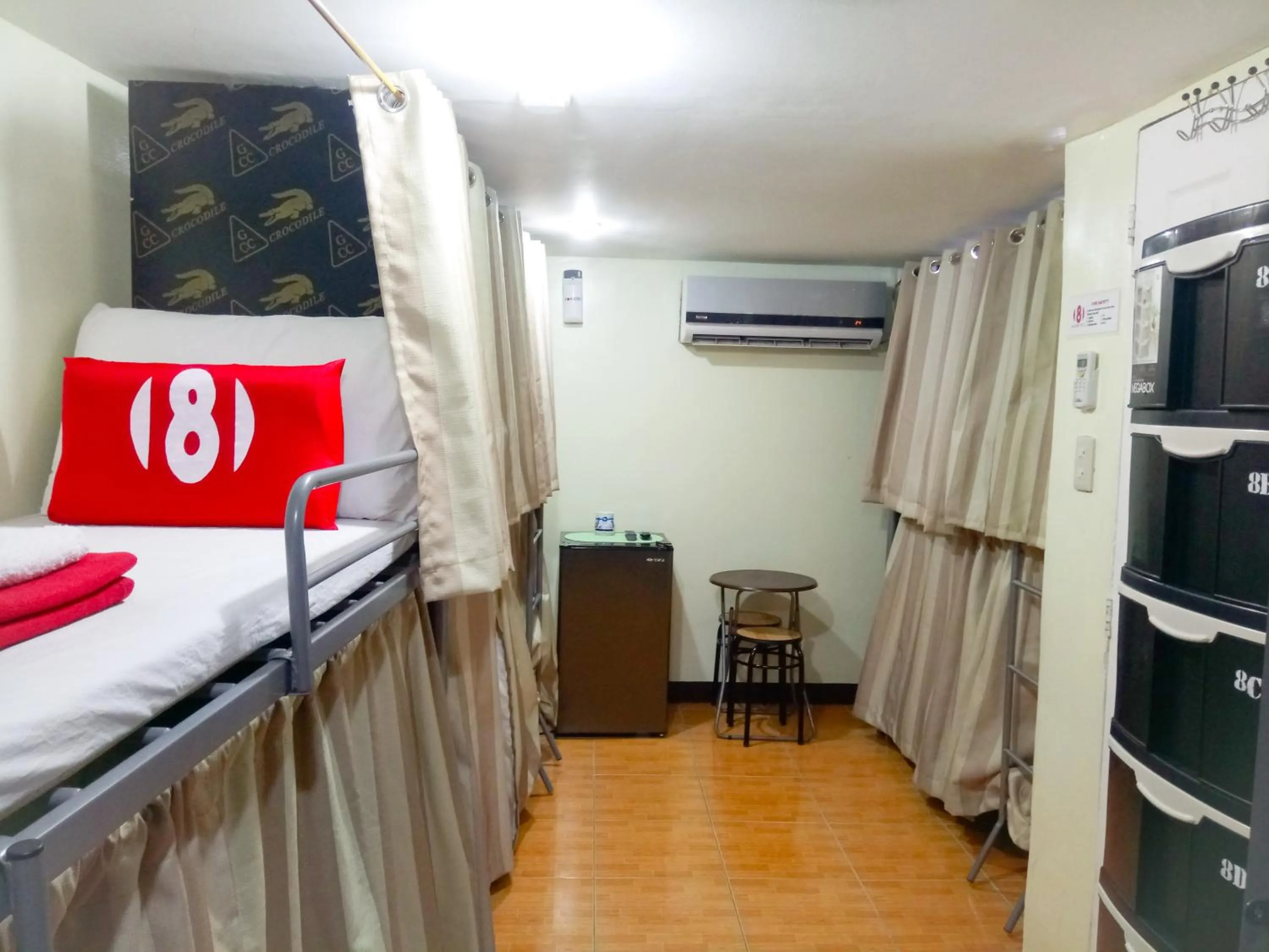 bunk bed, Bed in 8Hostel