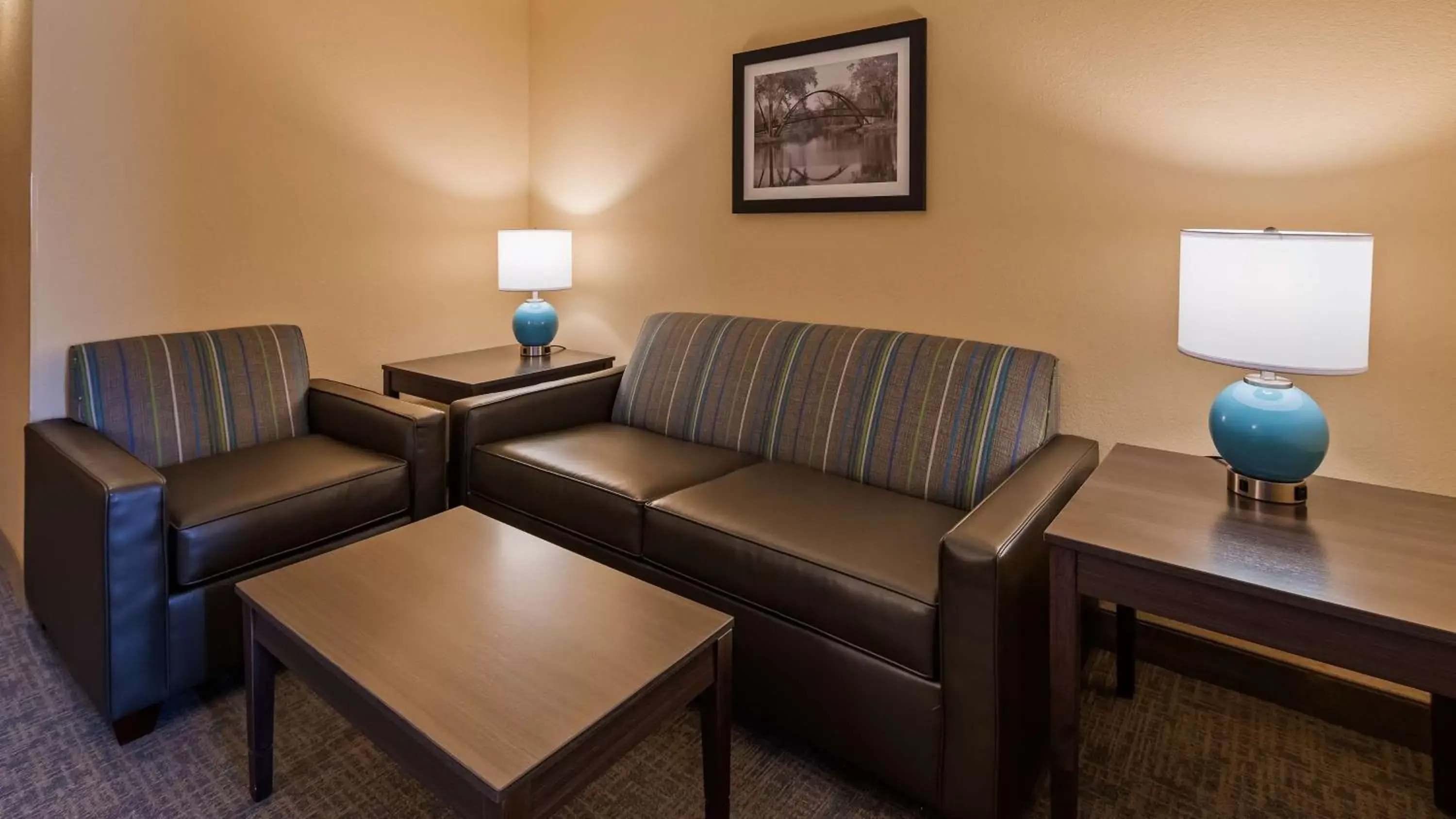 Photo of the whole room, Seating Area in Best Western East Towne Suites