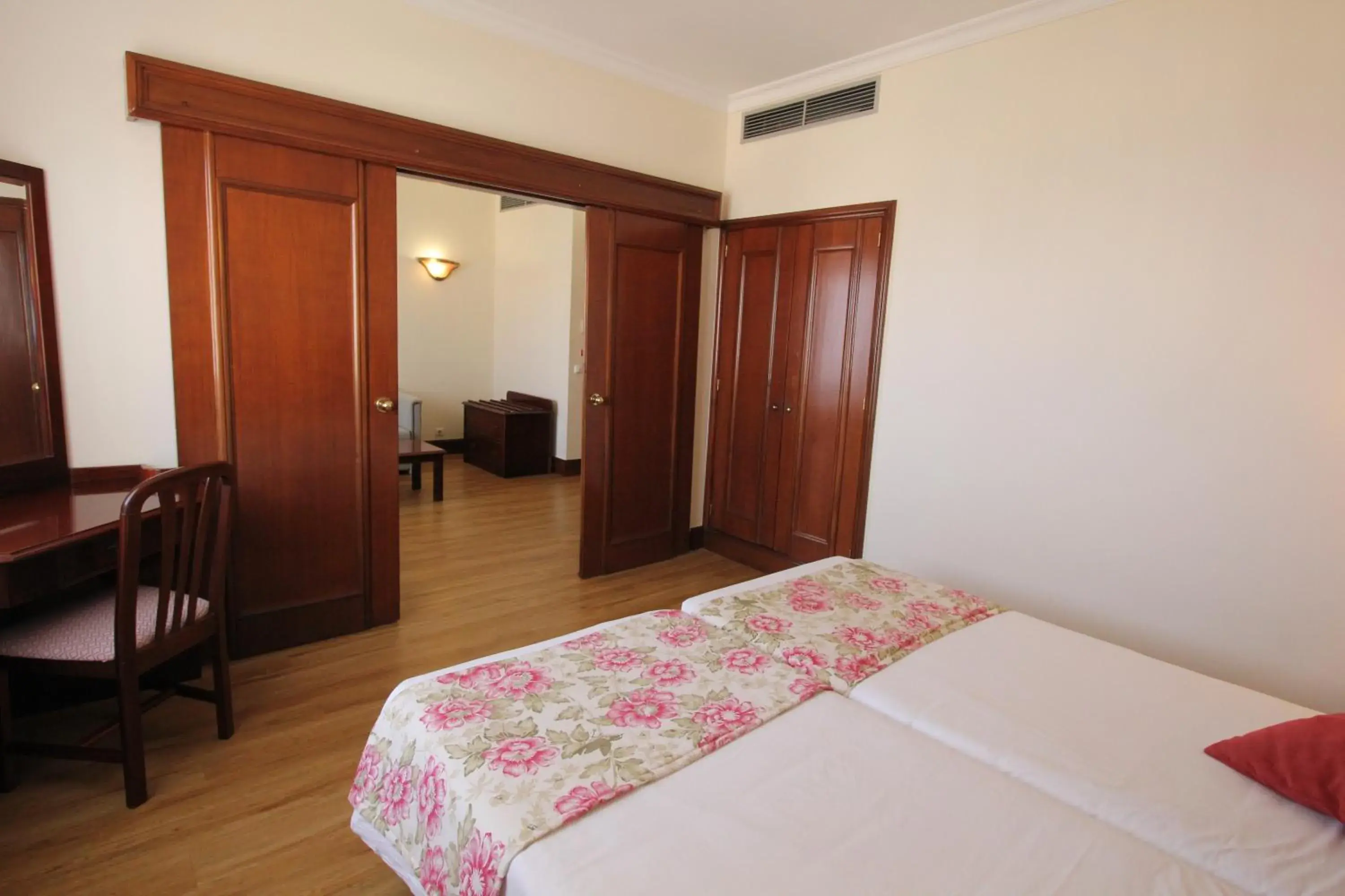 Bathroom, Bed in Suite Hotel Jardins Da Ajuda Bathroom, Bed in Suite Hotel Jardins Da Ajuda