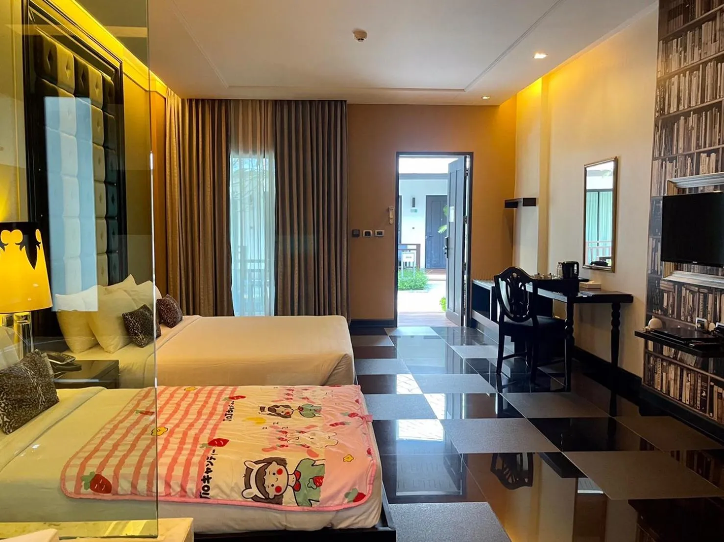 Bed in Long Beach Garden Hotel & Pavilions