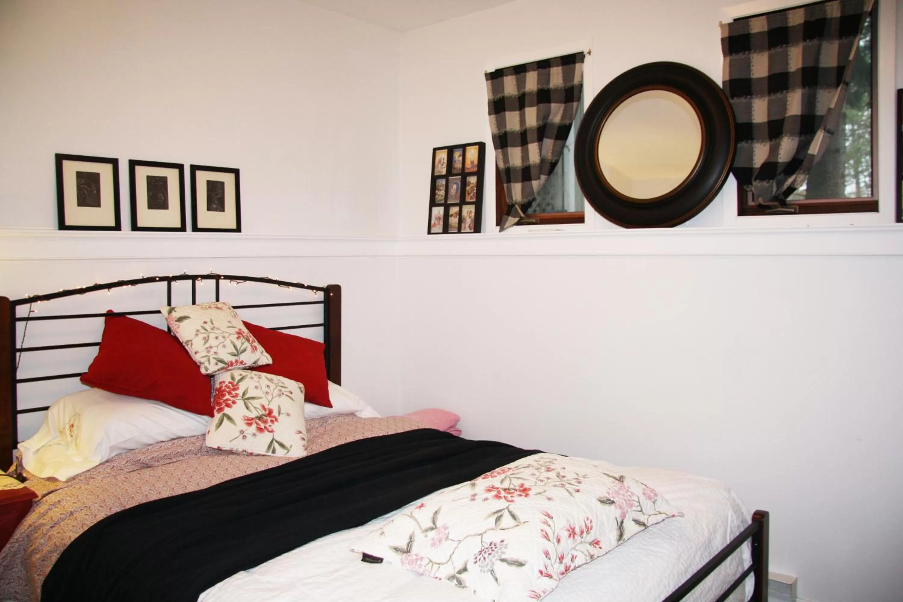 Bedroom, Bed in 2 Moon Cottage