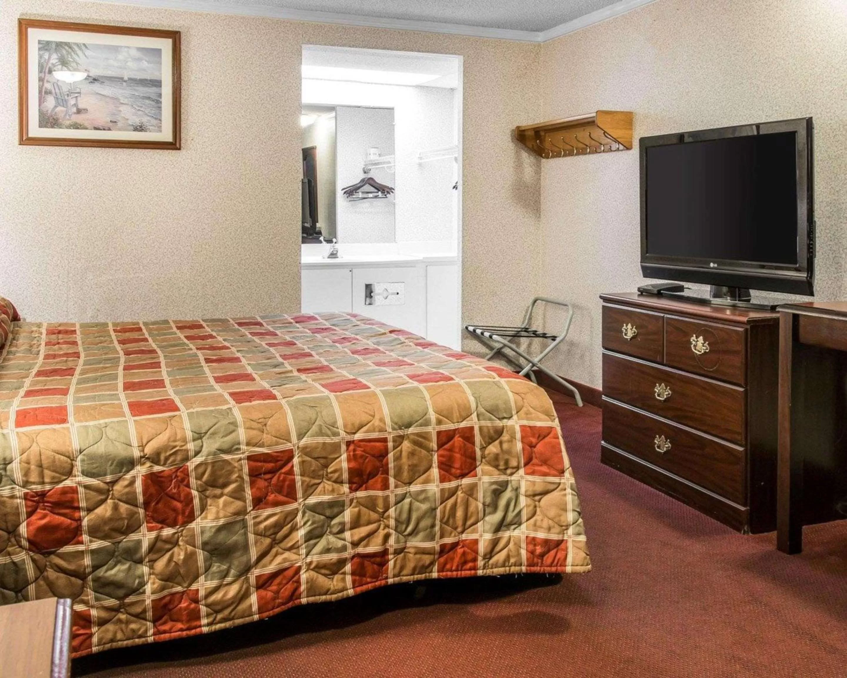 Photo of the whole room, Bed in Rodeway Inn Madison Heights - Detroit