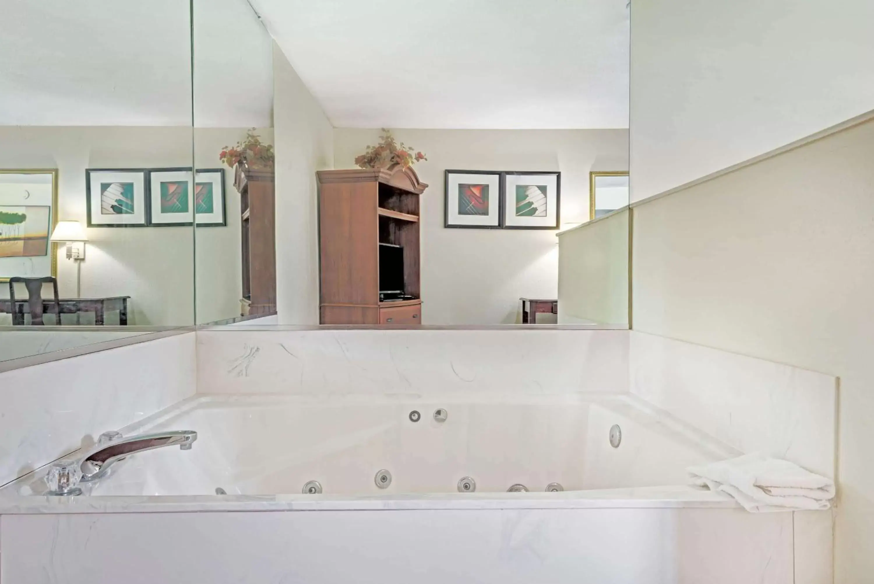 Bed, Bathroom in Days Inn & Suites by Wyndham Siler City
