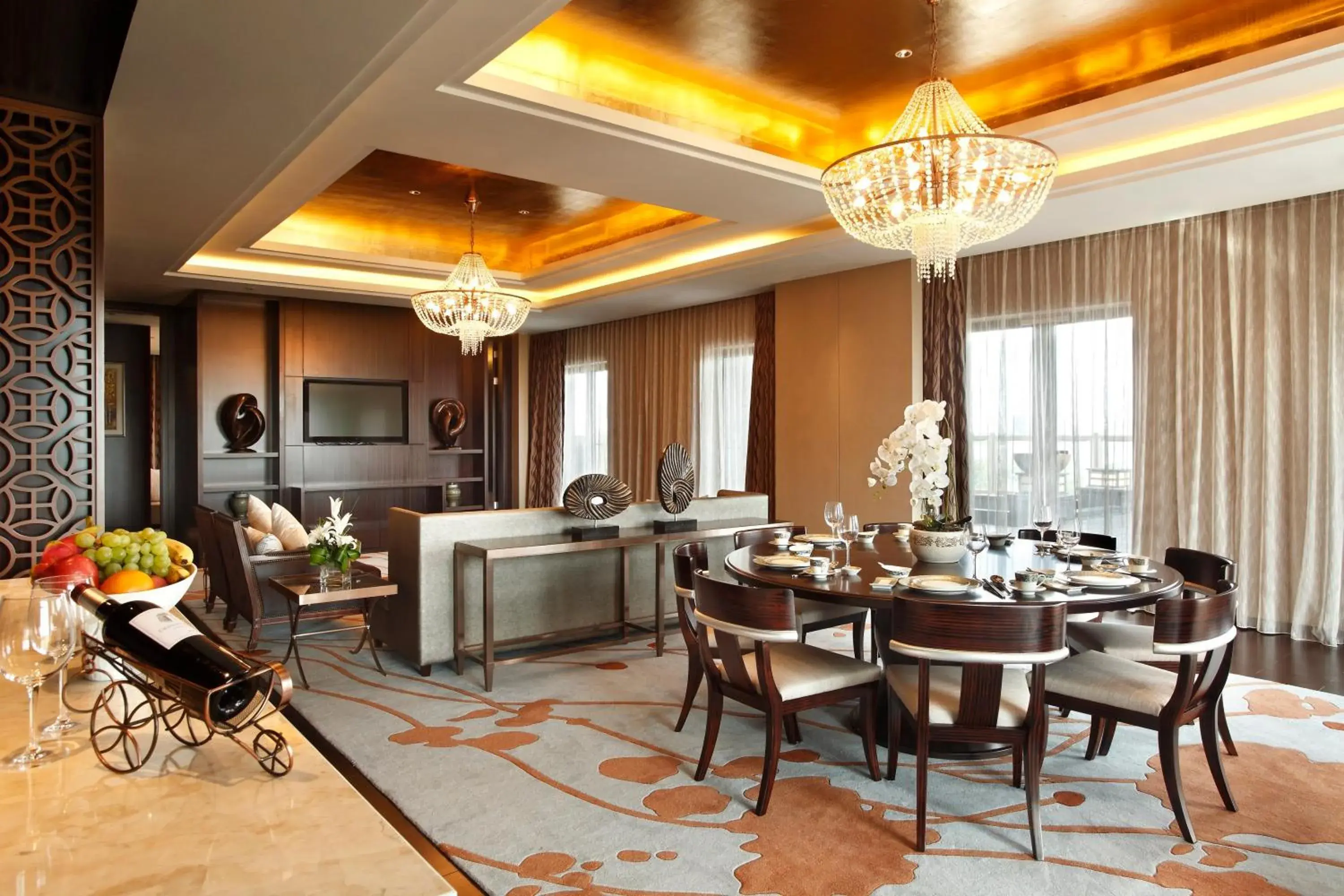 Photo of the whole room, Restaurant/Places to Eat in Crowne Plaza Xuzhou Dalong Lake, an IHG Hotel