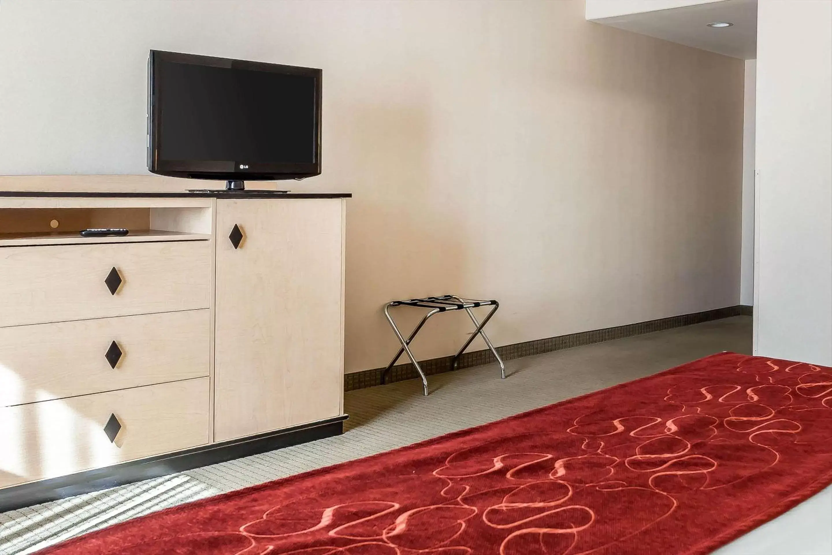 Photo of the whole room, TV/Entertainment Center in Comfort Inn & Suites Airport Reno