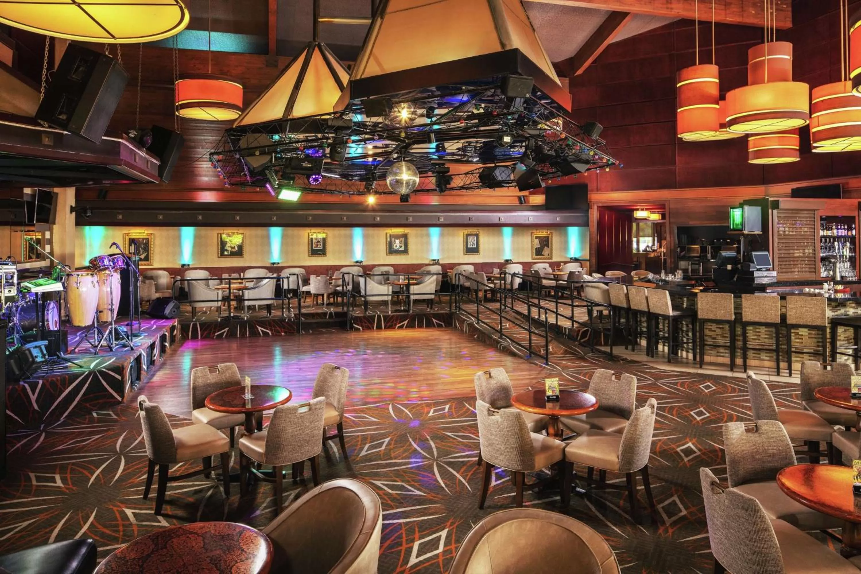 Dining area in DoubleTree by Hilton Ontario Airport