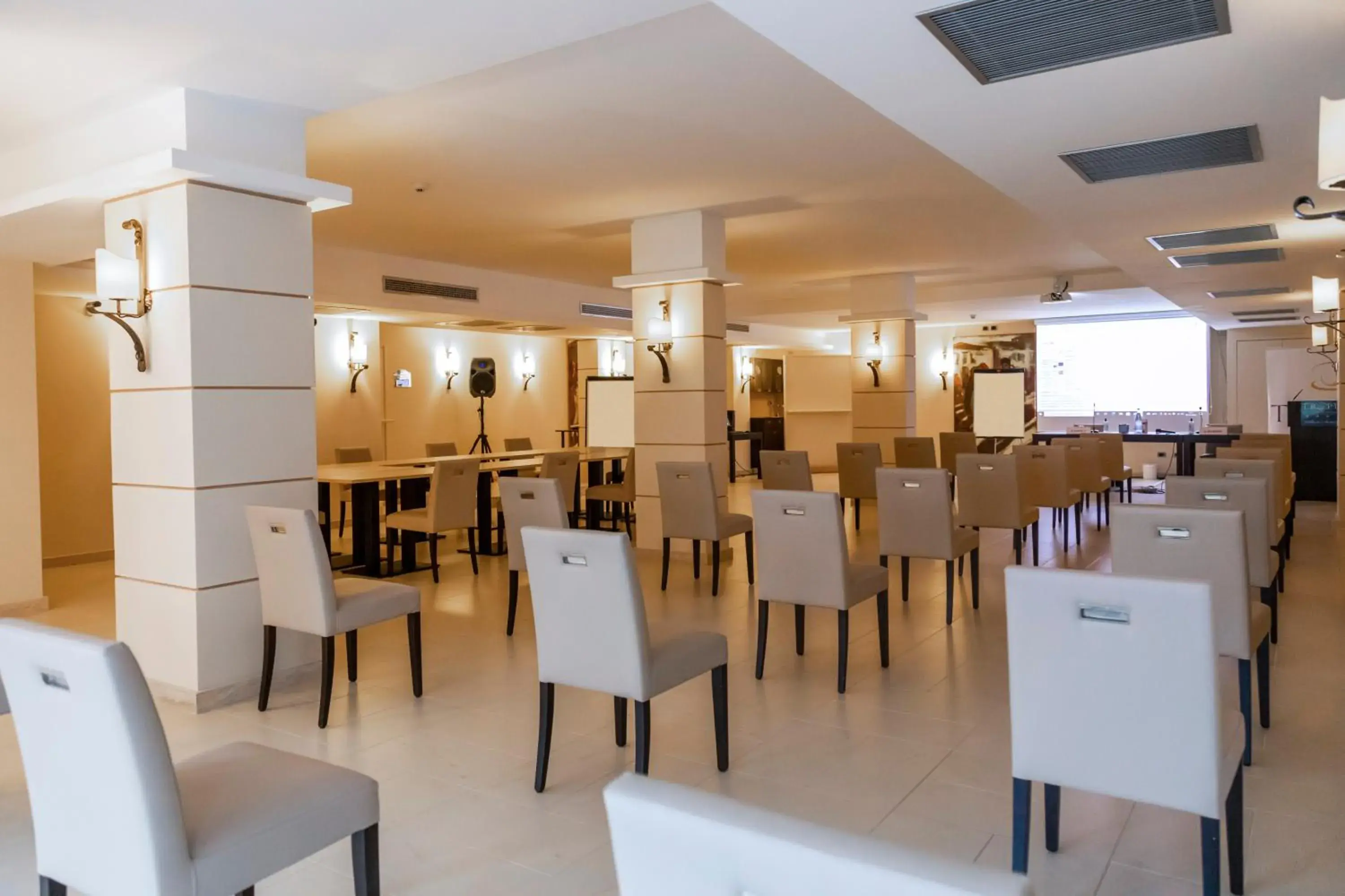 Business facilities, Restaurant/Places to Eat in Hotel Tropis