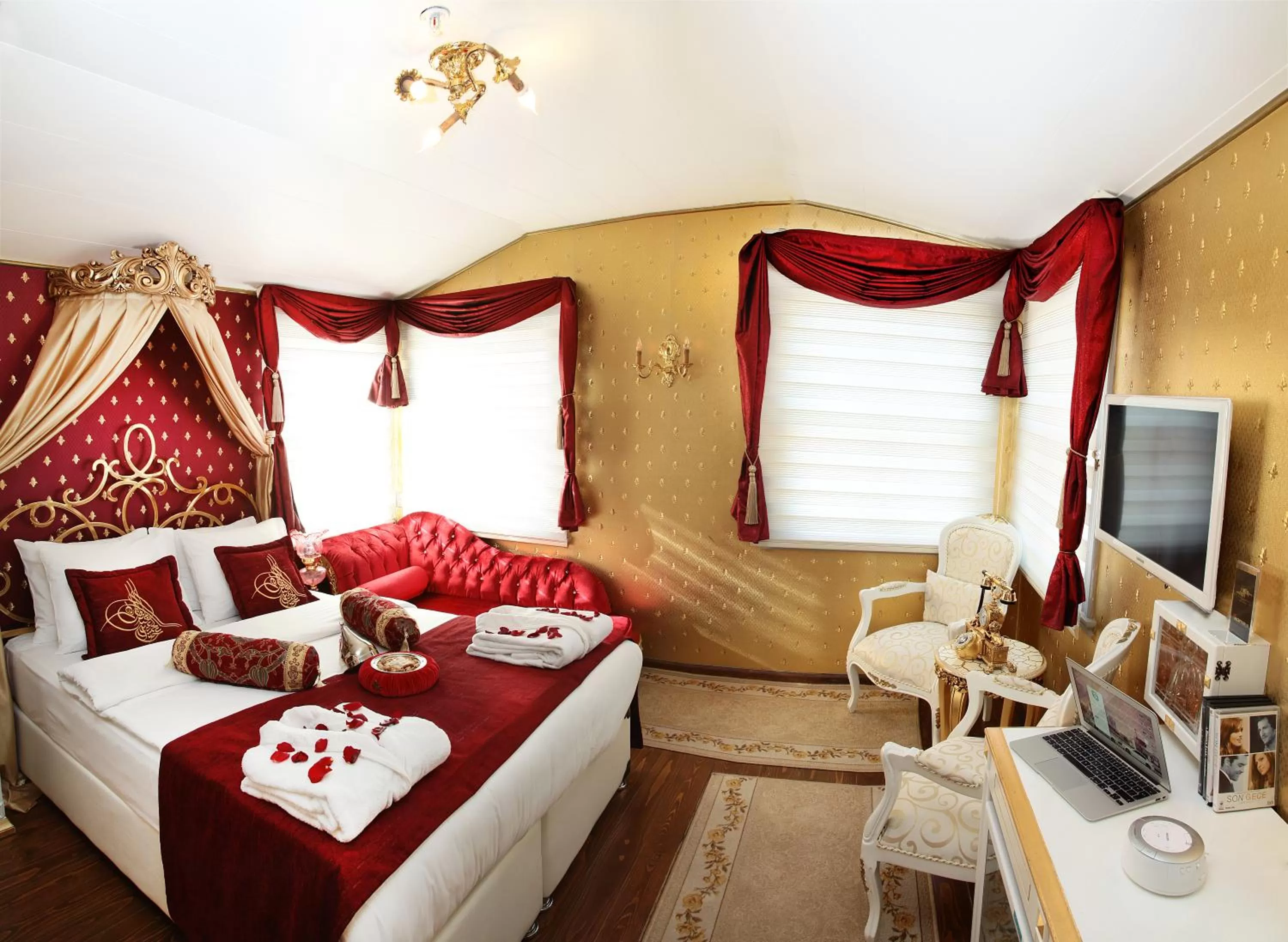 TV and multimedia, Bed in Sultan Tughra Hotel