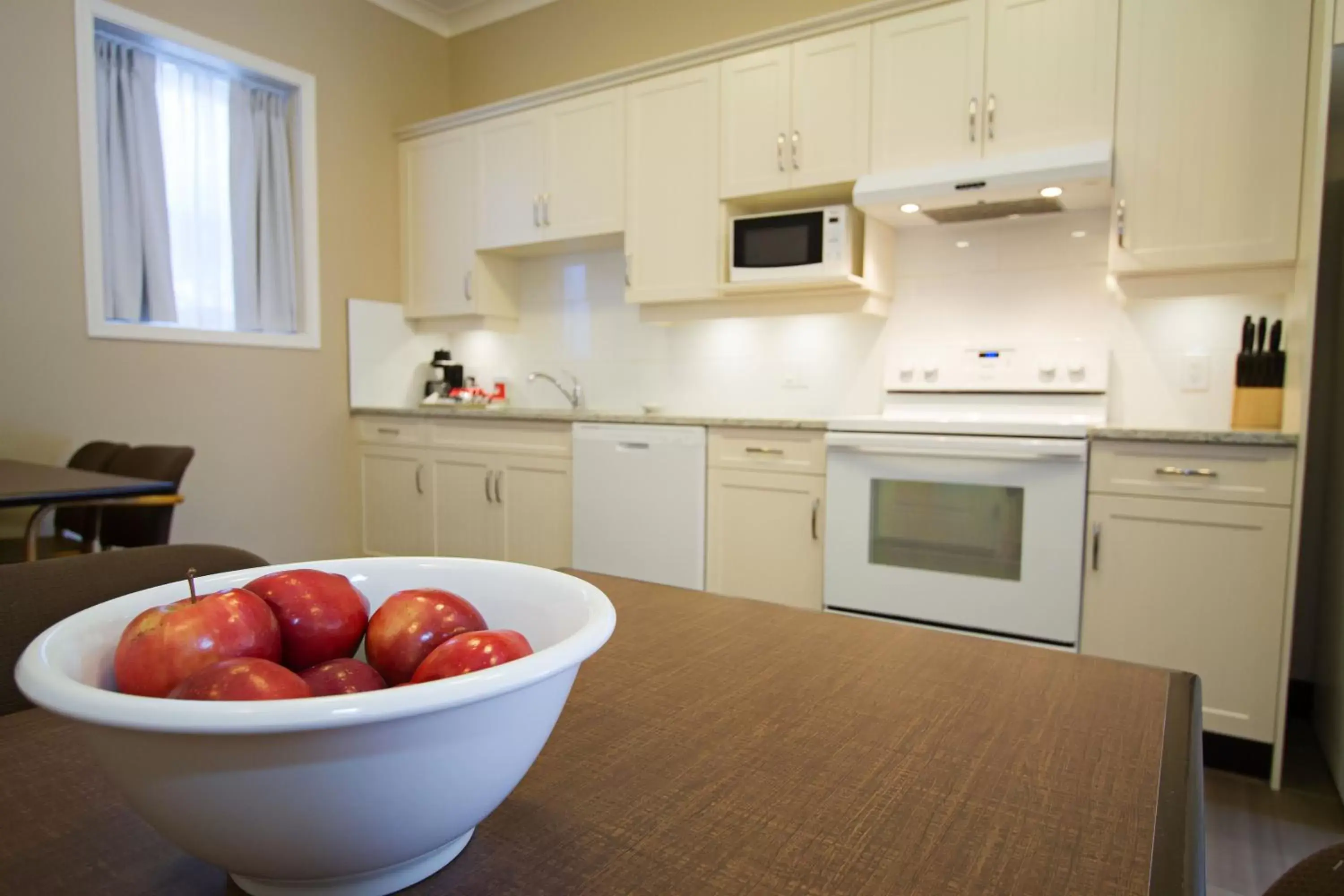 Kitchen or kitchenette, Kitchen/Kitchenette in Glenwood Inn & Suites