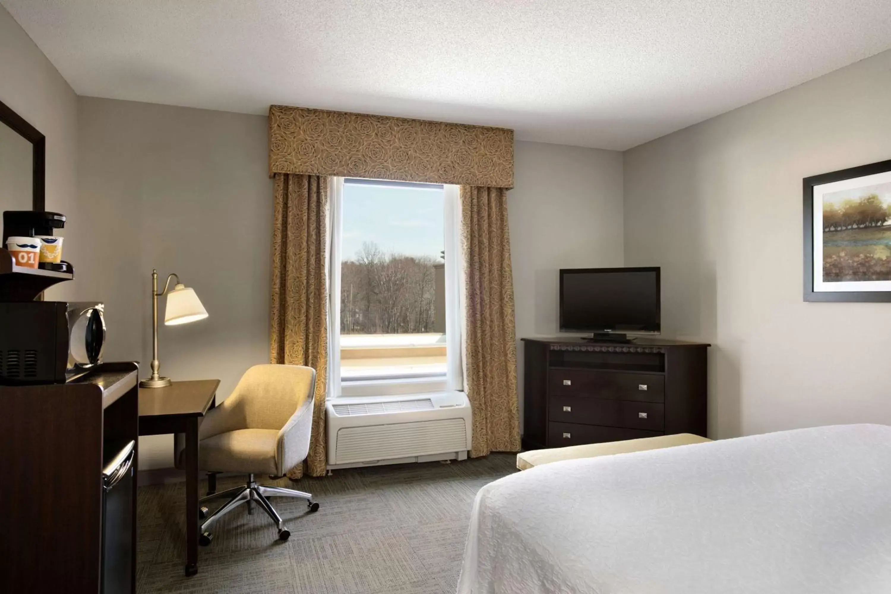 Bedroom, TV/Entertainment Center in Hampton Inn & Suites Mahwah