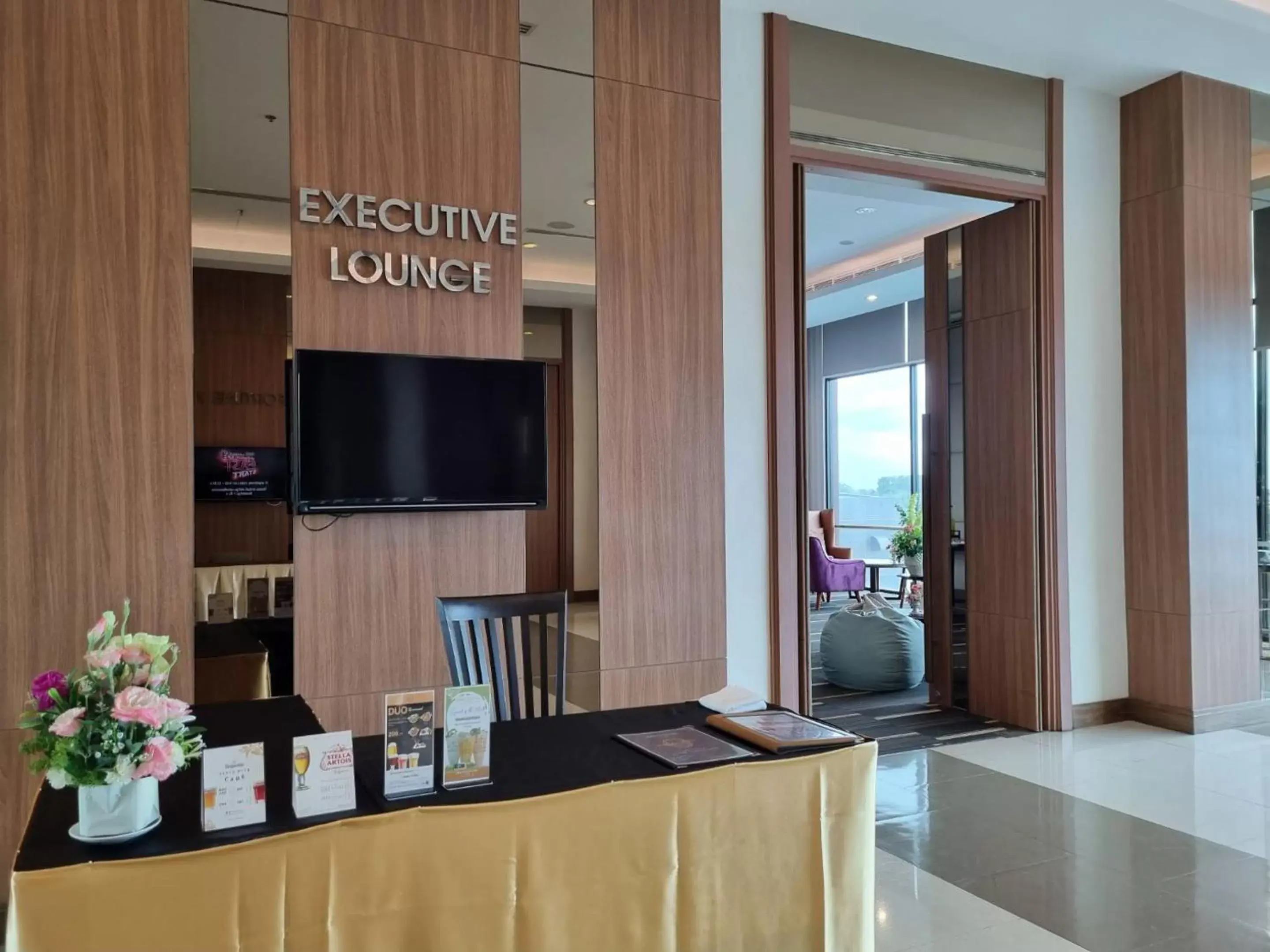 Communal lounge/ TV room, TV/Entertainment Center in Grand Fortune Hotel Nakhon Si Thammarat