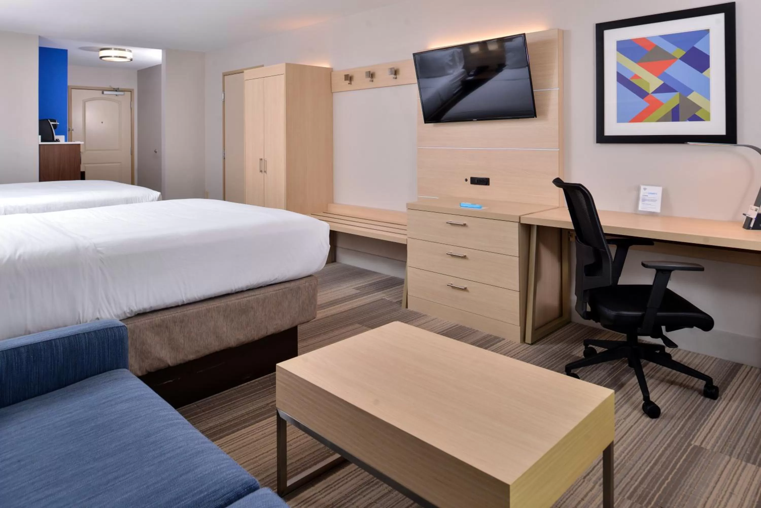 Photo of the whole room, Bed in Holiday Inn Express Hotel & Suites Cincinnati - Mason by IHG