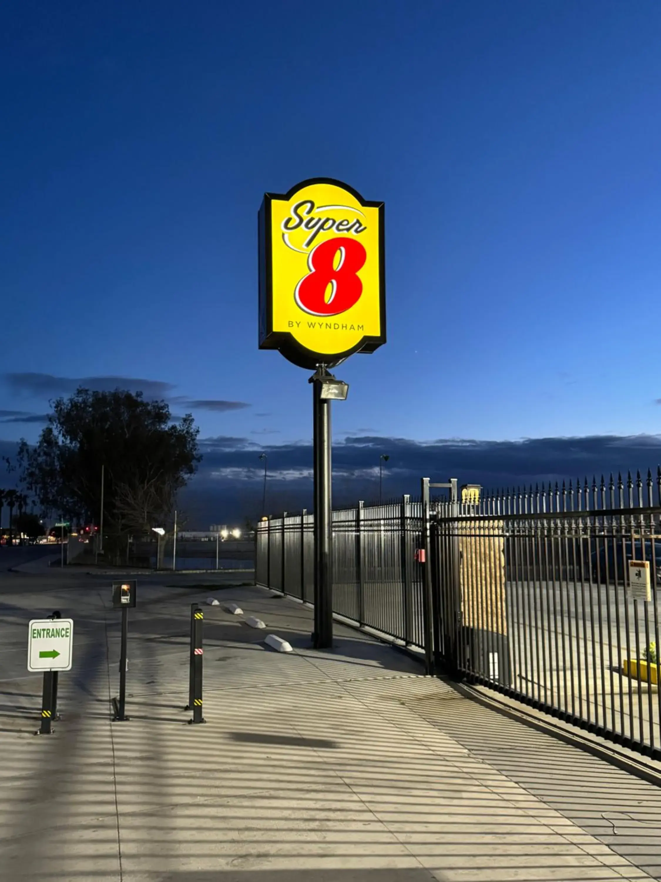 Super 8 by Wyndham Bakersfield CA