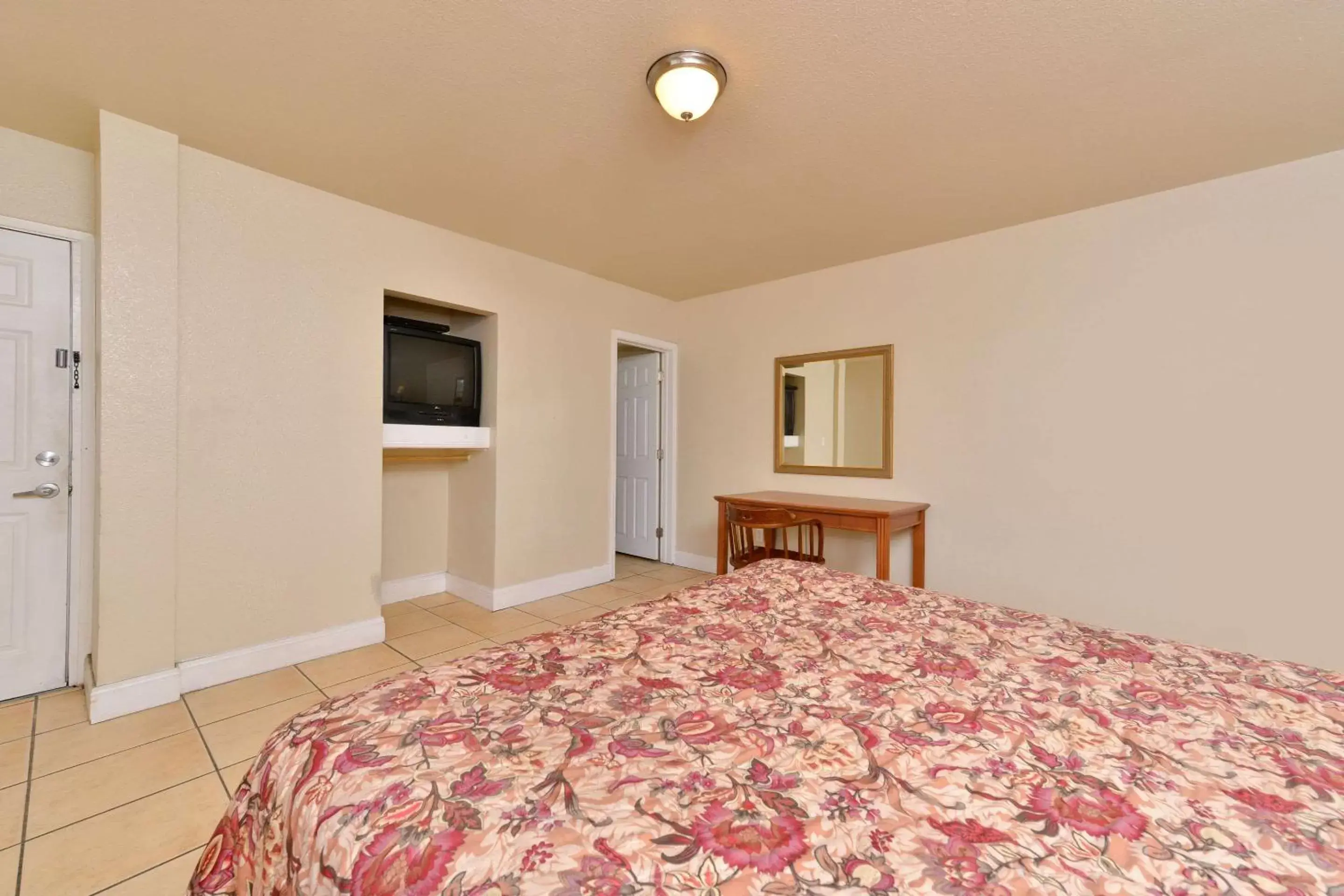 Photo of the whole room, Bed in Rodeway Inn Stockton Highway 99