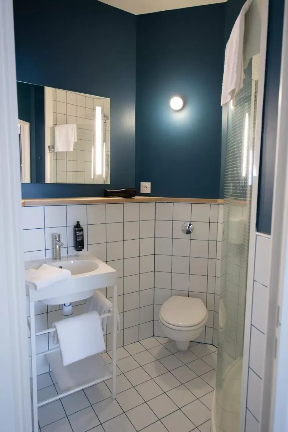 Bathroom in ibis Styles Deauville Villers Plage