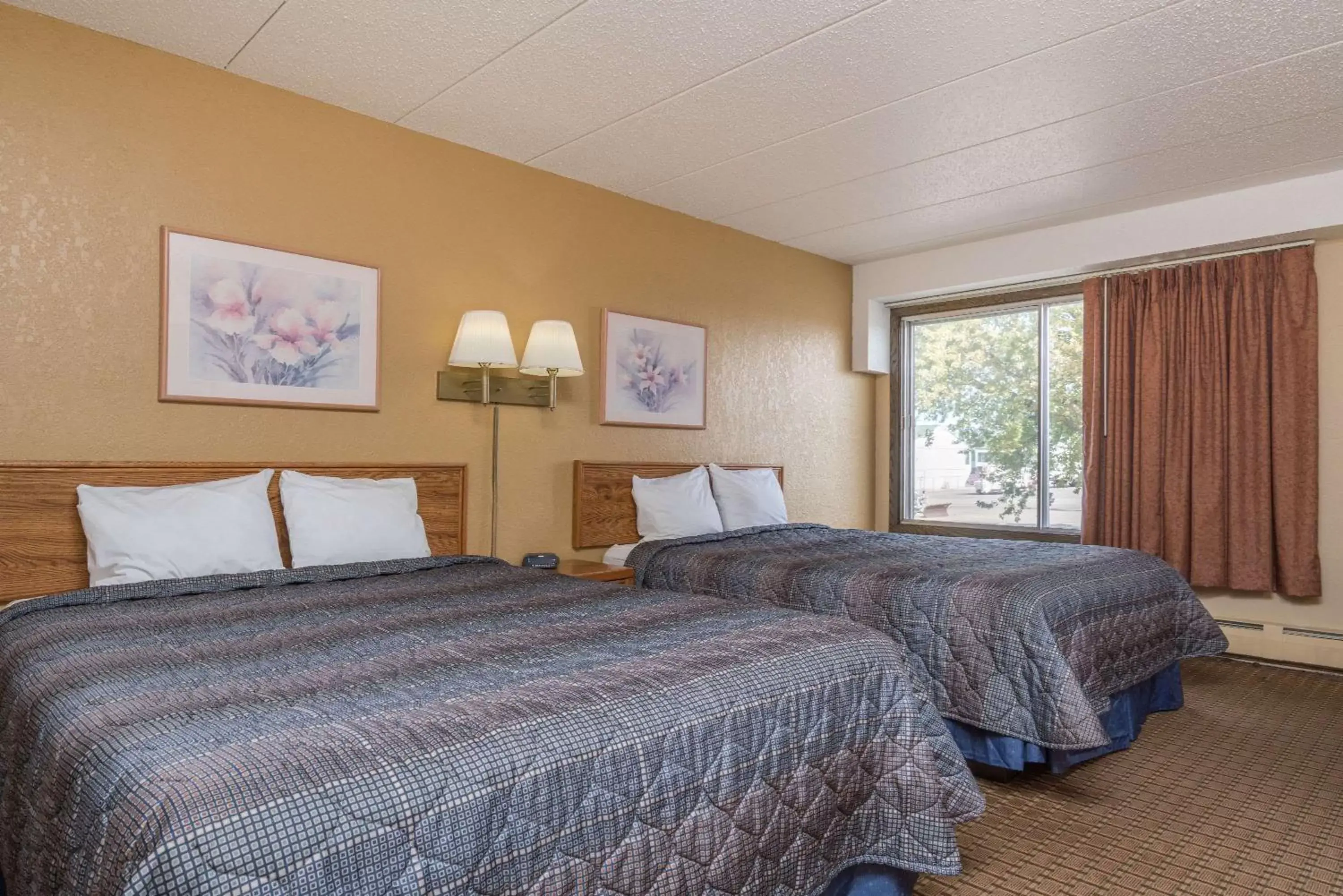 Photo of the whole room, Bed in Super 8 by Wyndham Owatonna