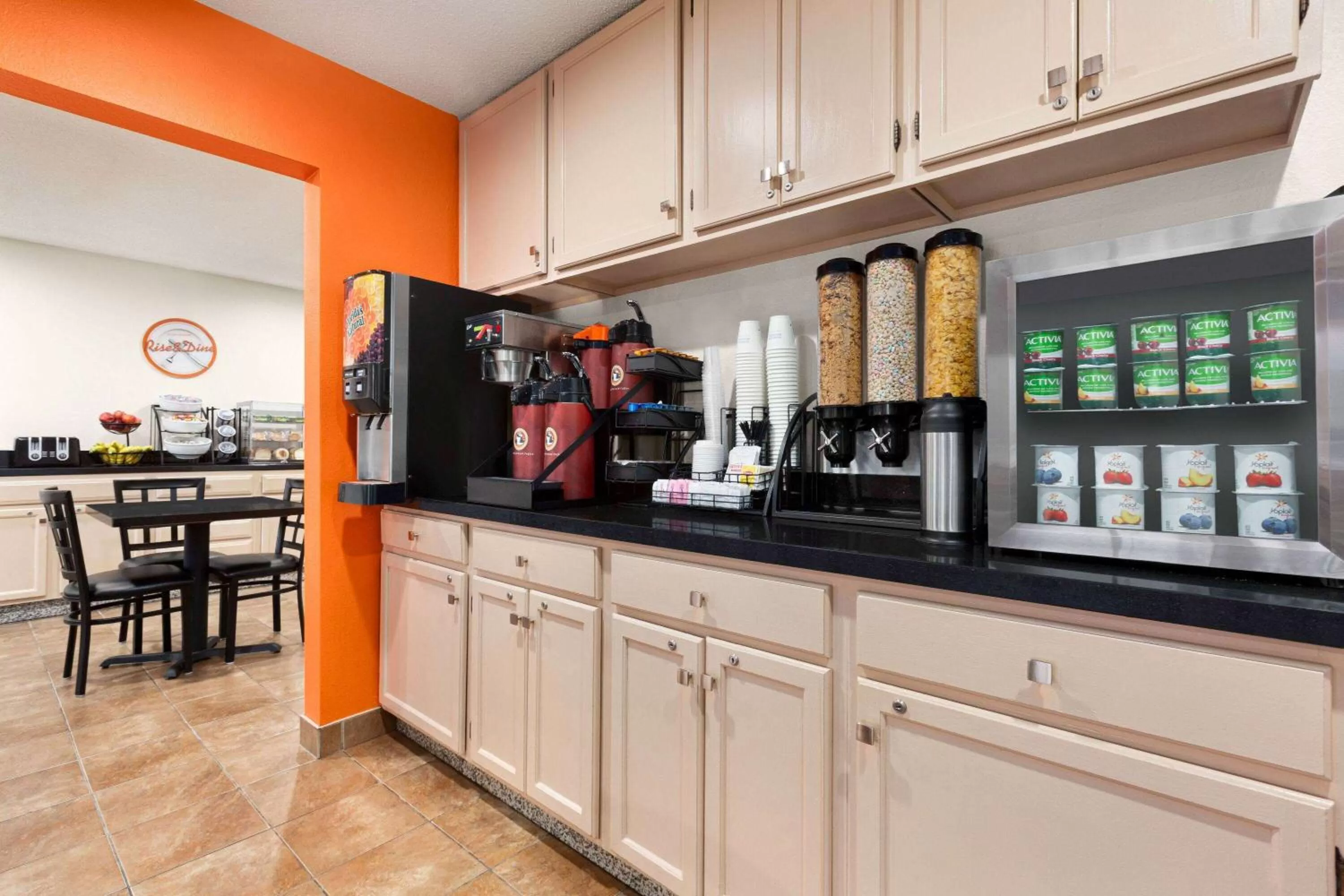 Restaurant/places to eat in Howard Johnson by Wyndham Waterloo/Cedar Falls