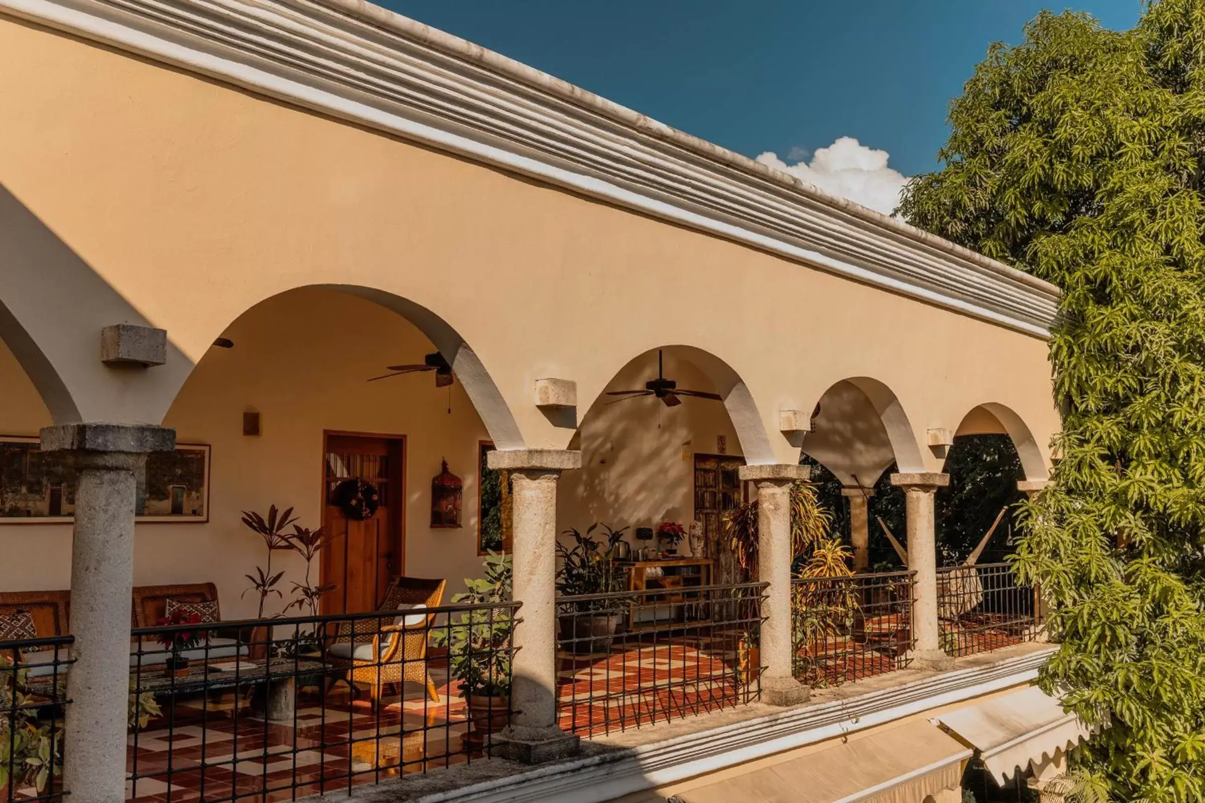 Property building in Hotel Posada San Juan