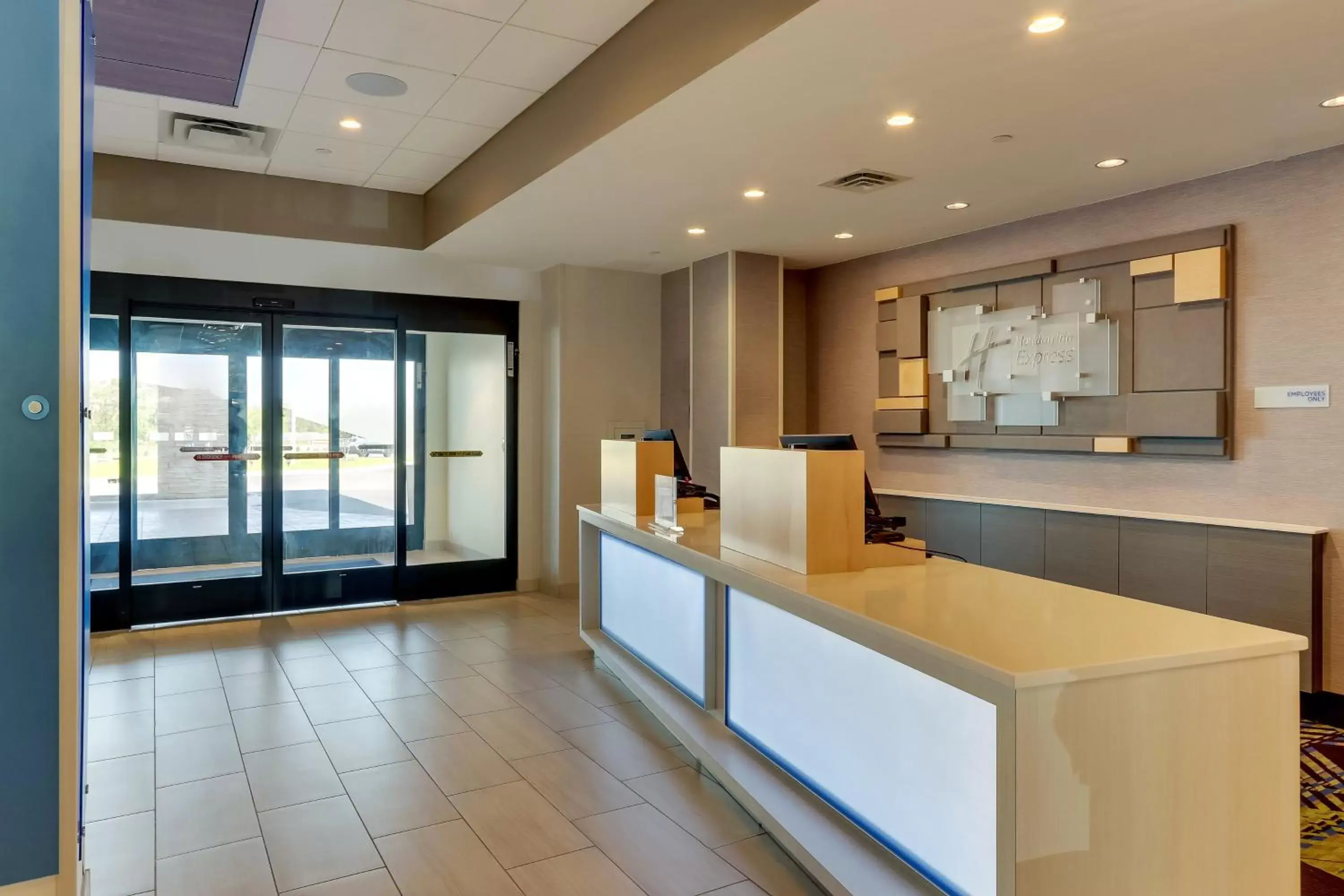 Property building, Lobby/Reception in Holiday Inn Express - Wilmington - Porters Neck, an IHG Hotel