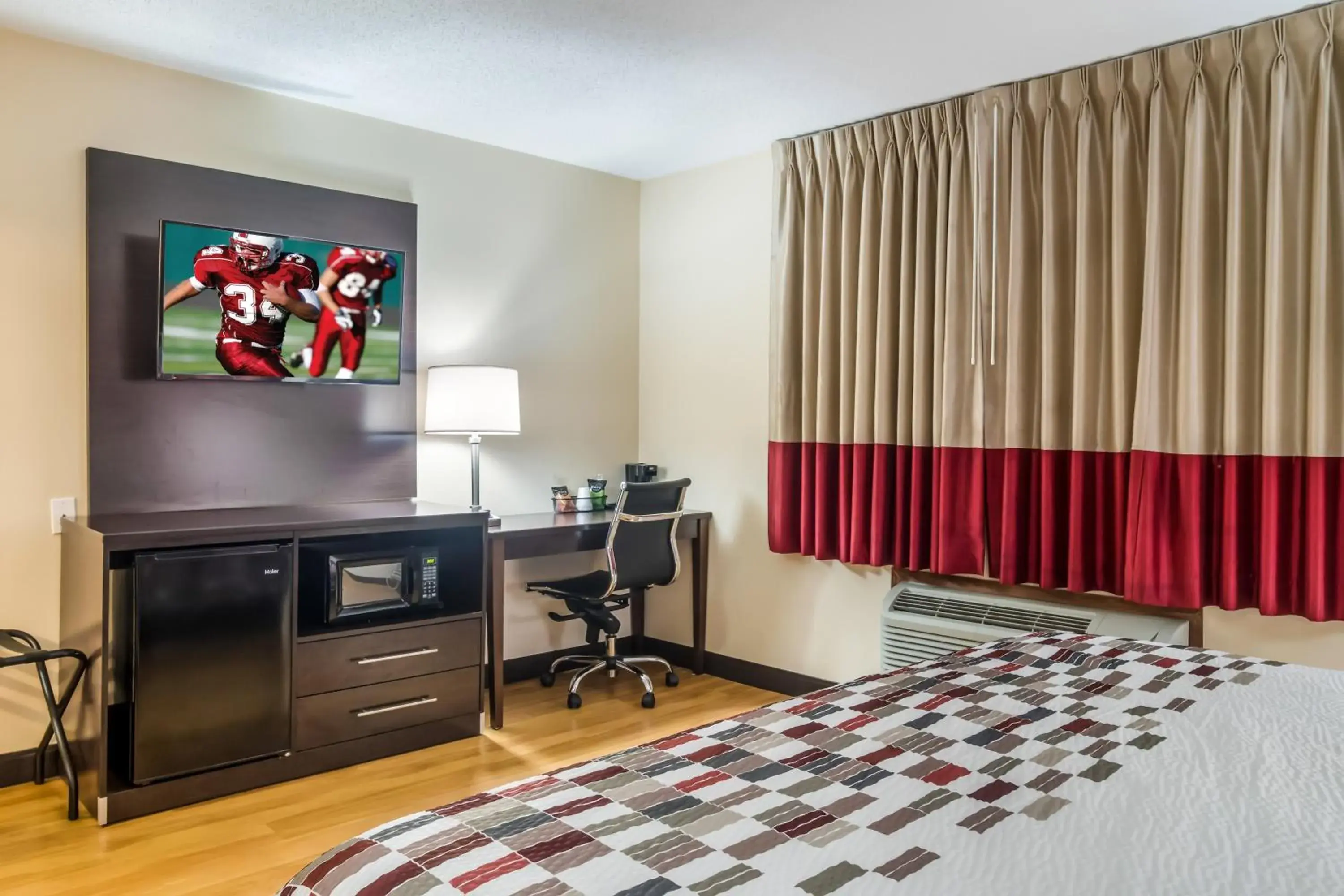 Photo of the whole room, Bed in Red Roof Inn Chicago-Alsip