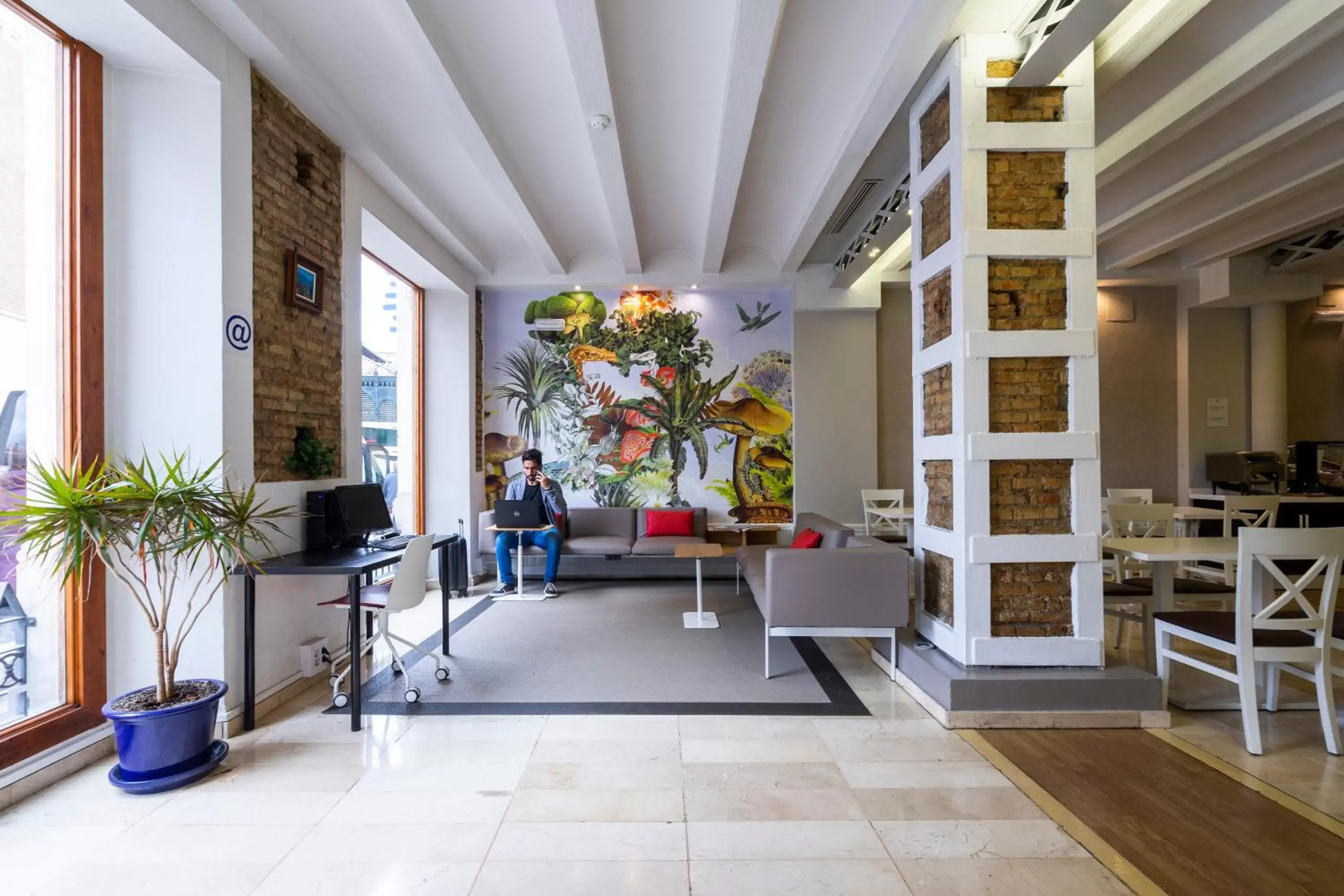 Communal lounge/ TV room in Atarazanas Málaga Boutique Hotel